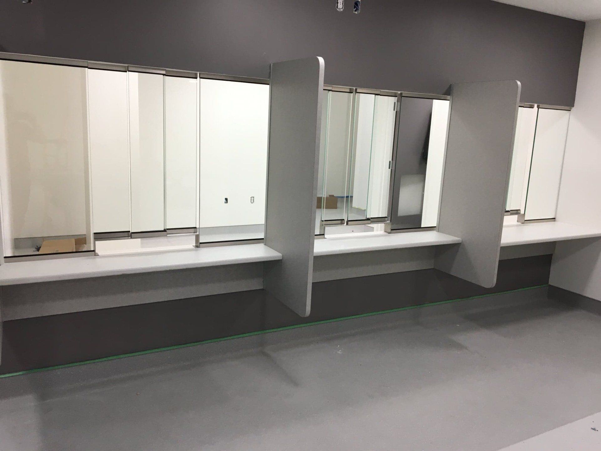 Une pièce avec beaucoup de miroirs sur le mur.