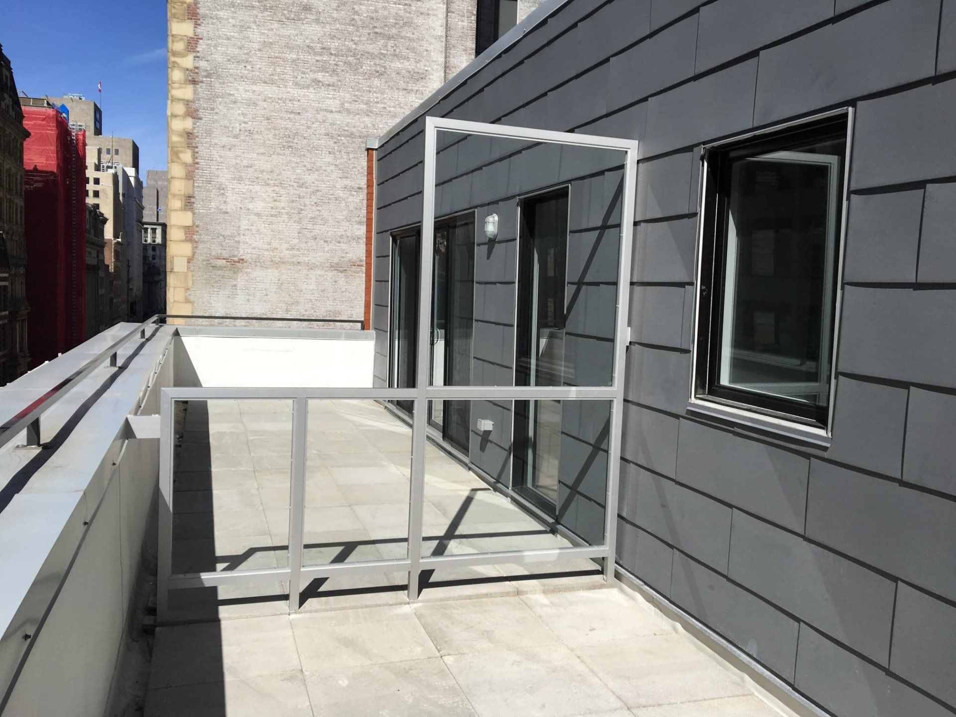 Un balcon avec un bâtiment gris en arrière-plan