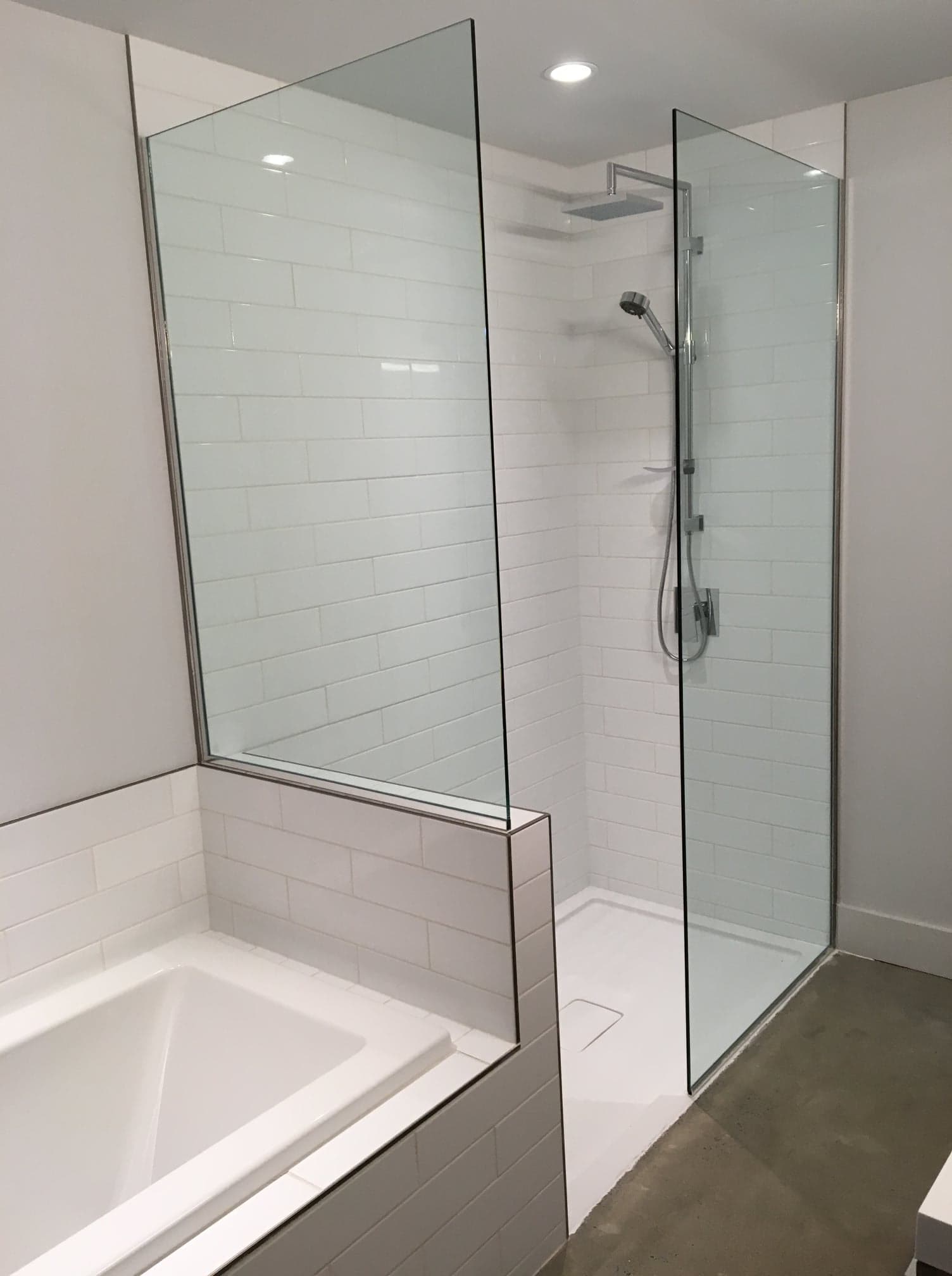 Une salle de bain avec une douche à l'italienne et une baignoire.