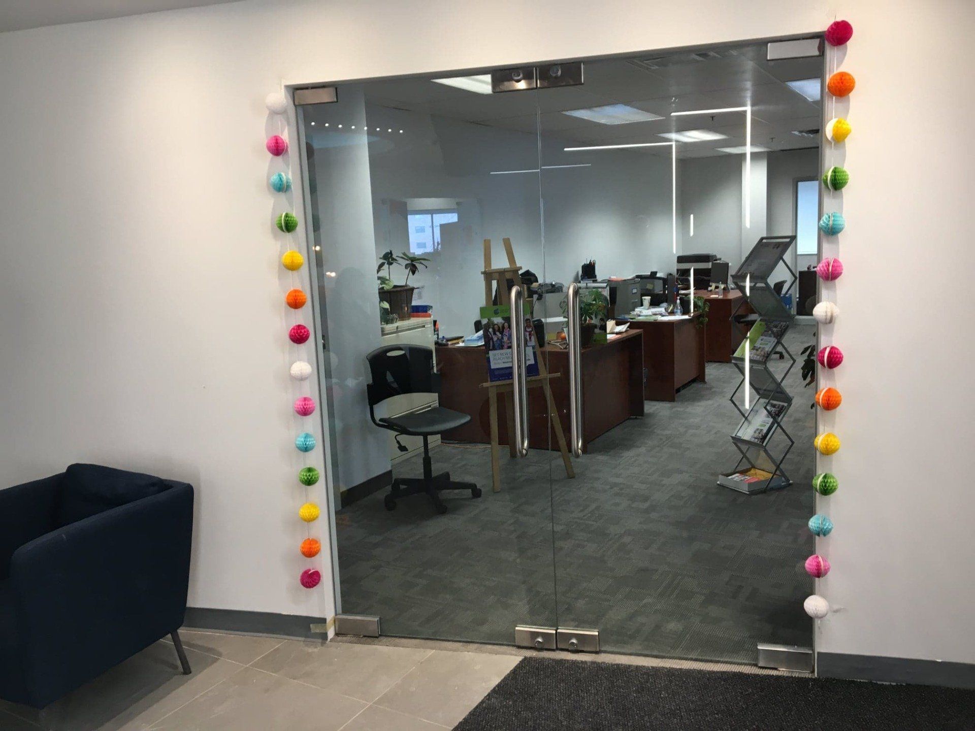 Une pièce avec une porte vitrée et une chaise à l'intérieur