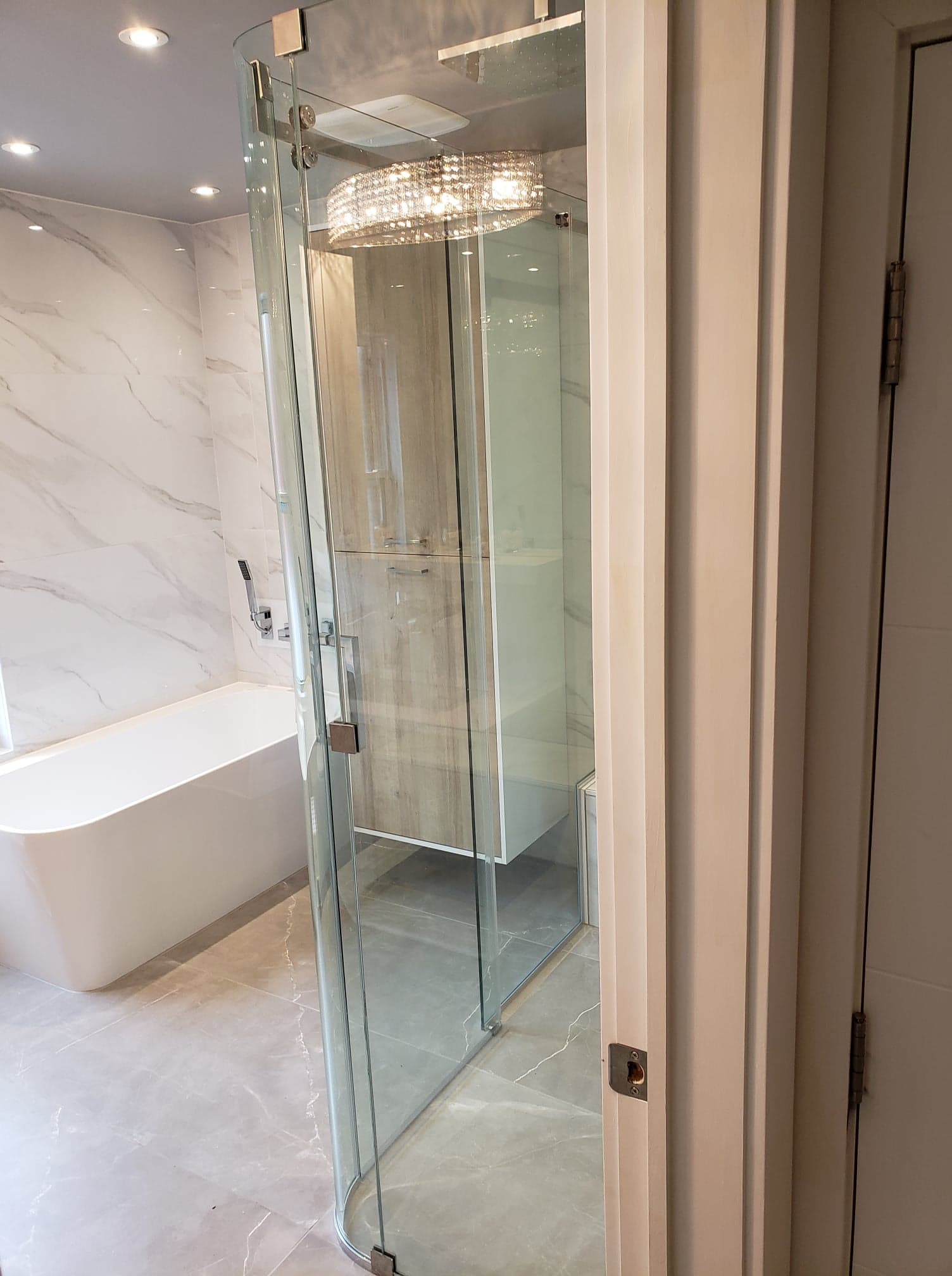 Une salle de bain avec une douche à l'italienne et une baignoire.