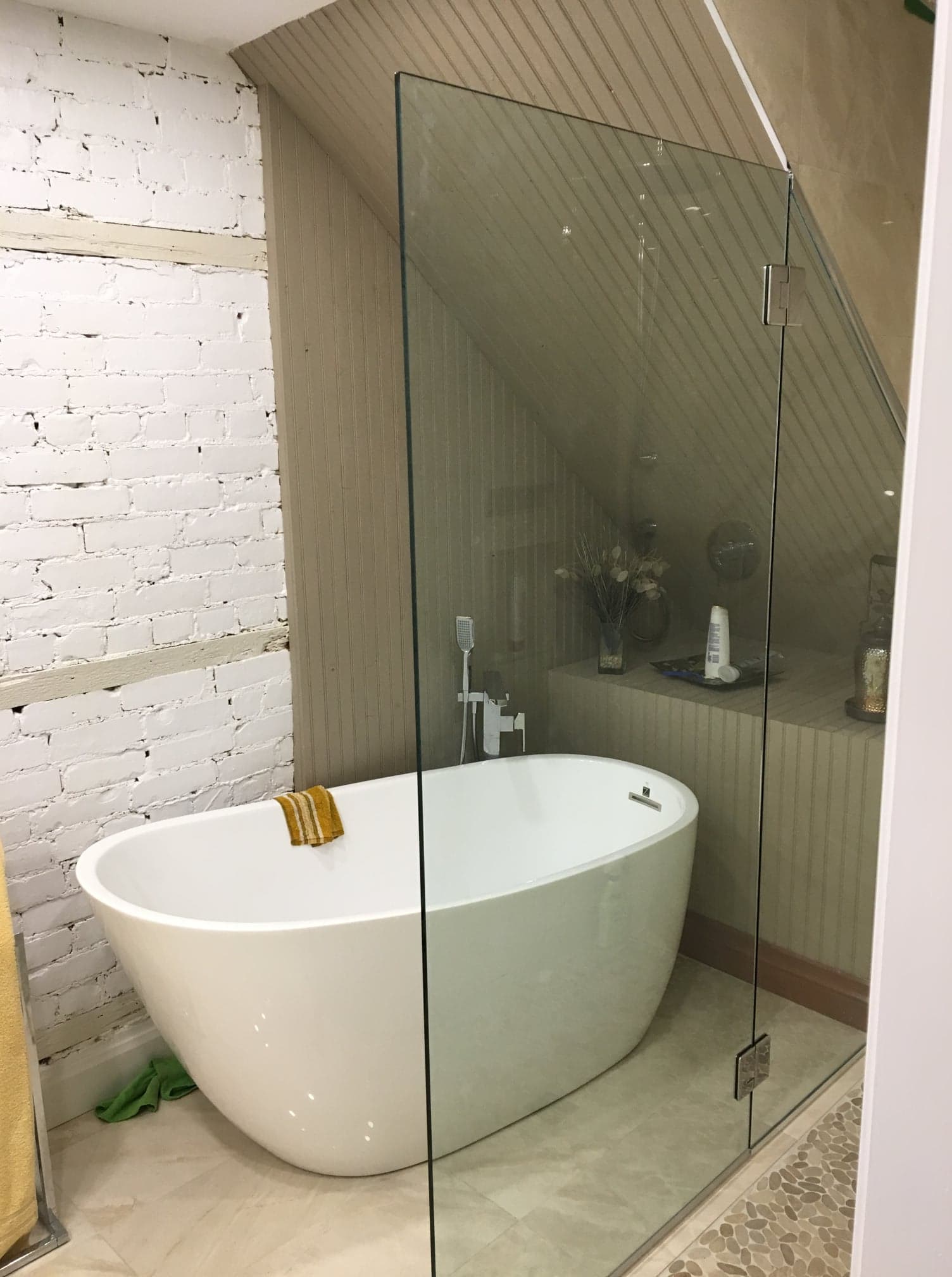 Une salle de bain avec baignoire et douche à l'italienne.