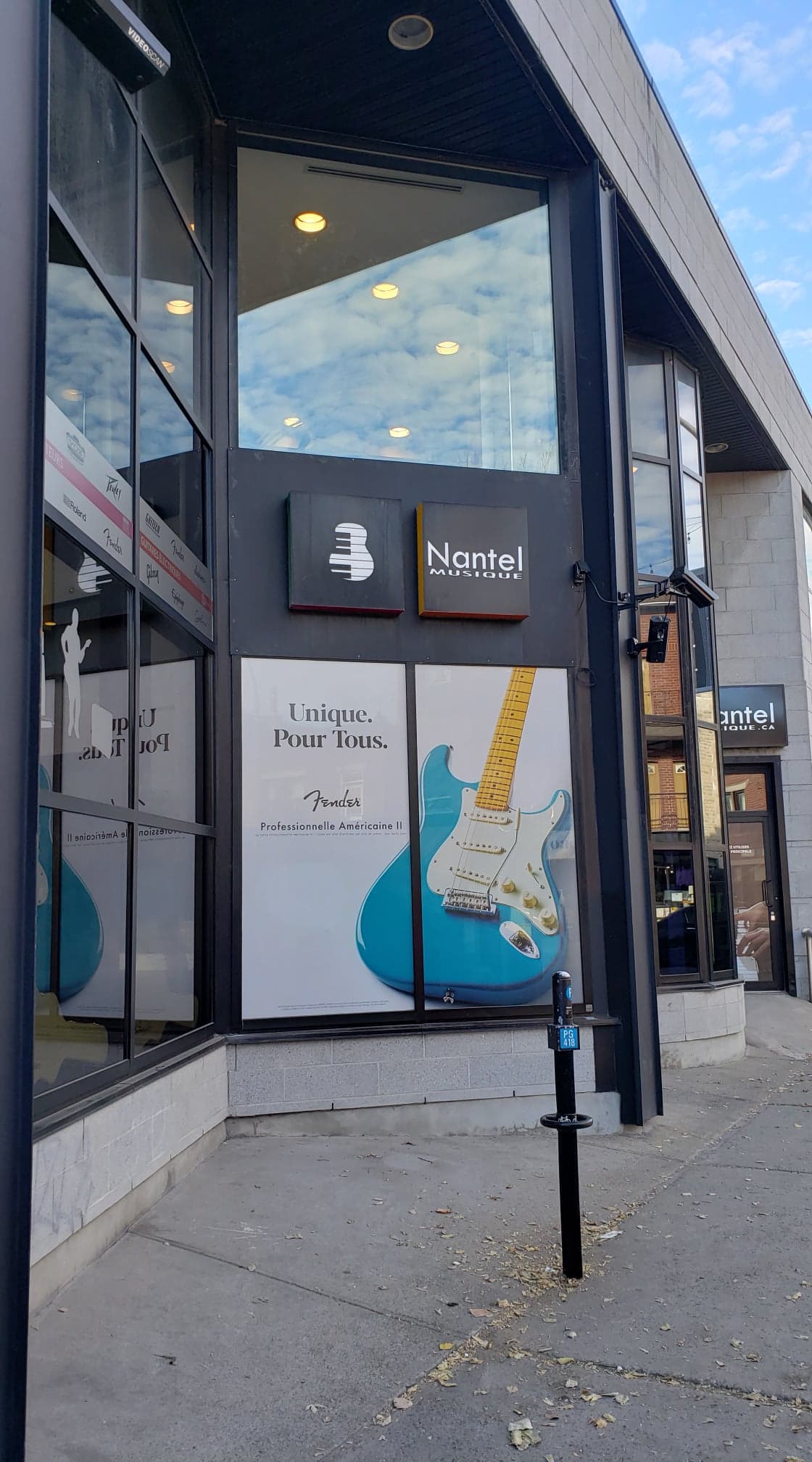 Un bâtiment avec une photo d'une guitare sur le côté.