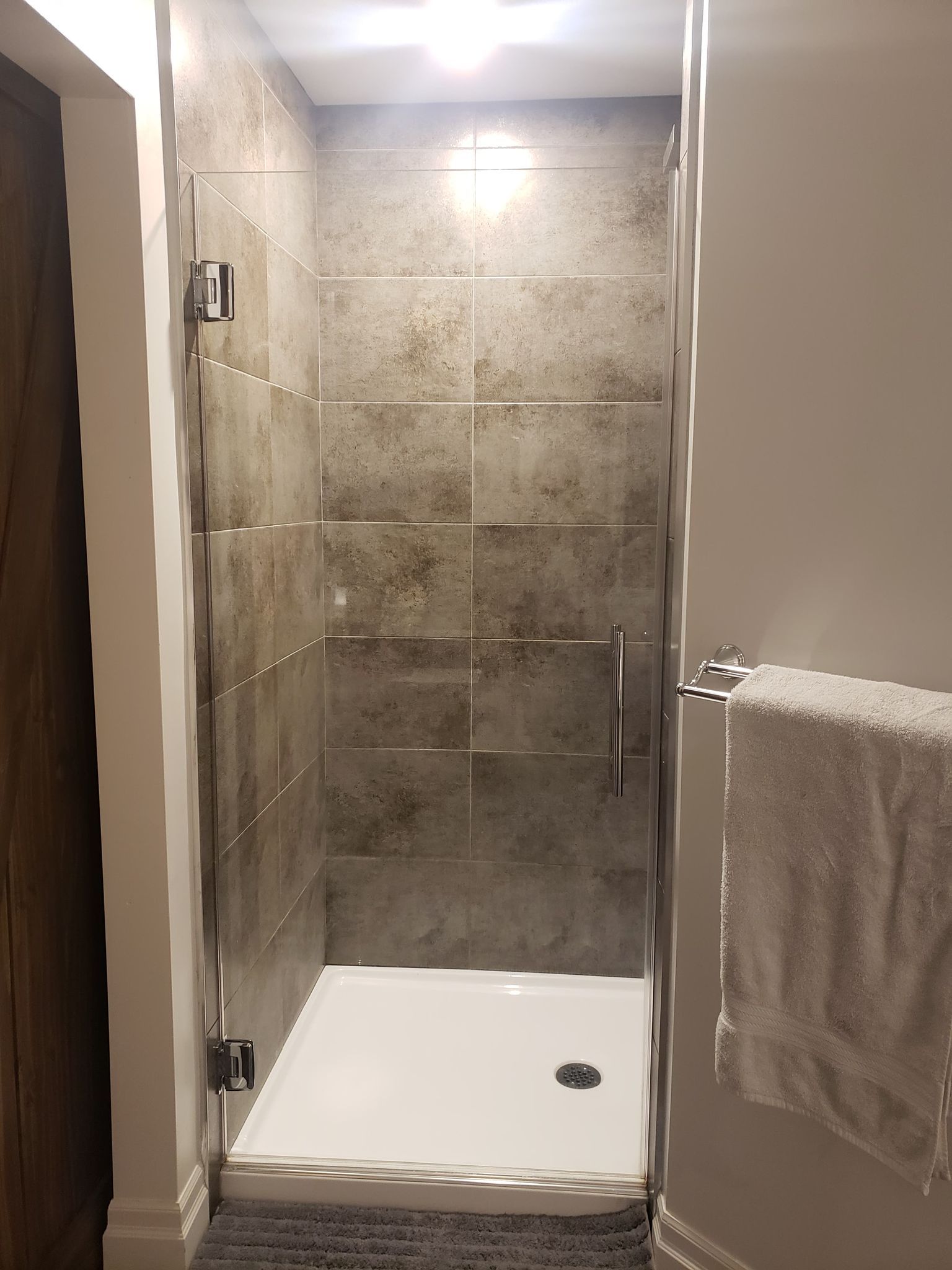 Une salle de bain avec une douche à l'italienne et un sèche-serviettes