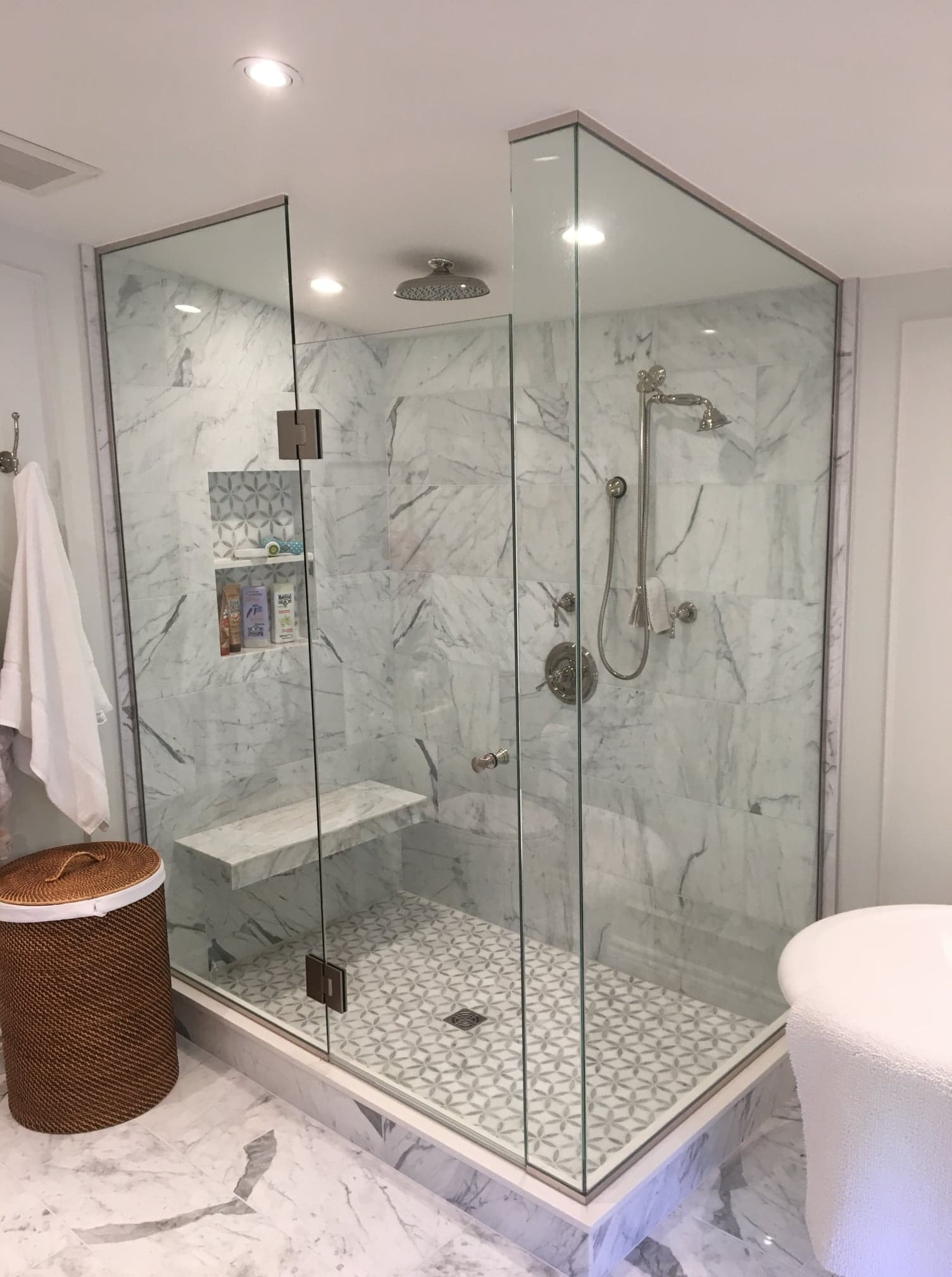 Une salle de bain avec une douche à l'italienne et une baignoire.