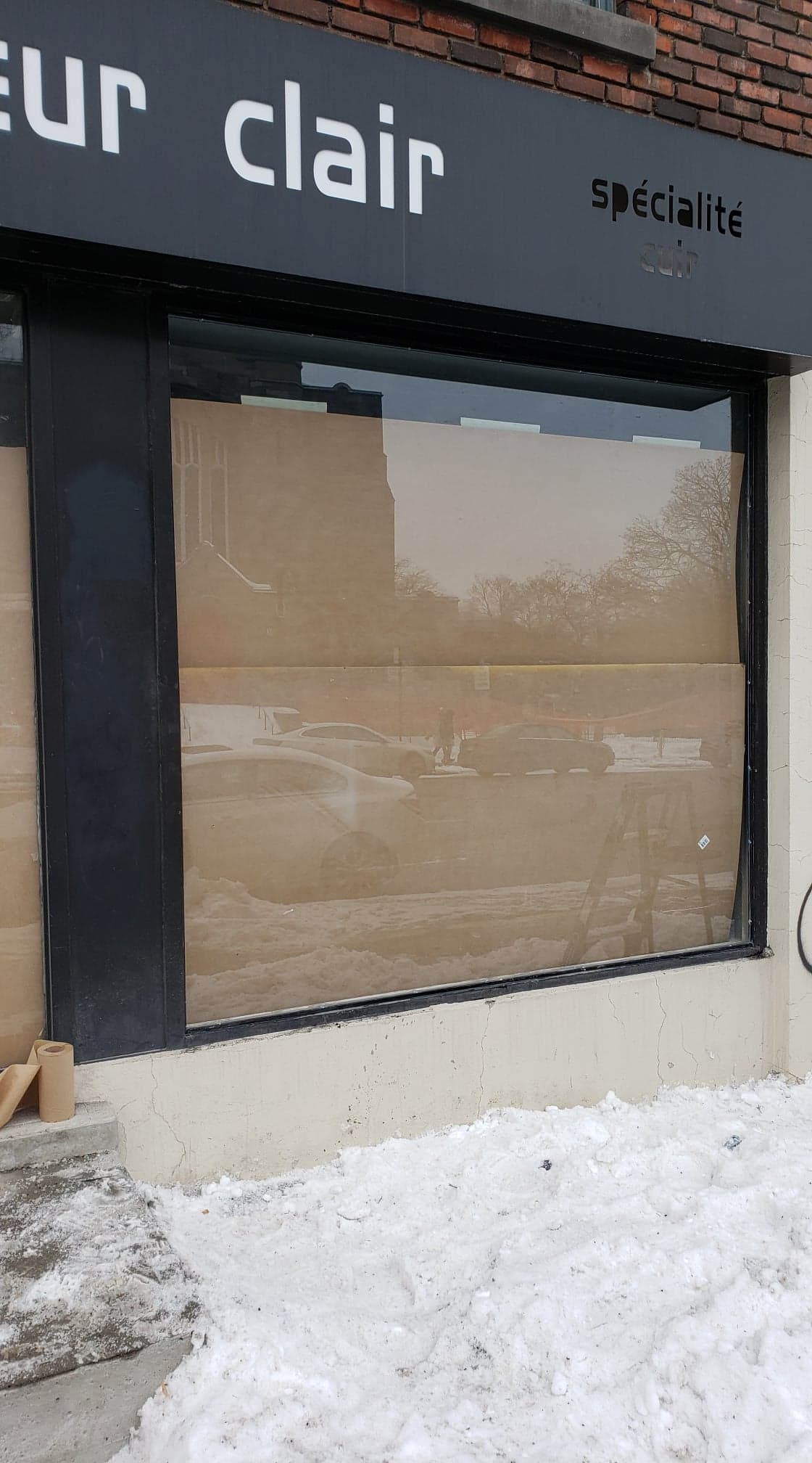 Une devanture de magasin avec un panneau indiquant eur clair