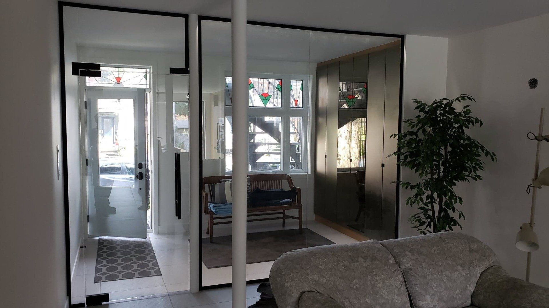 Un salon avec un canapé et une plante dedans.