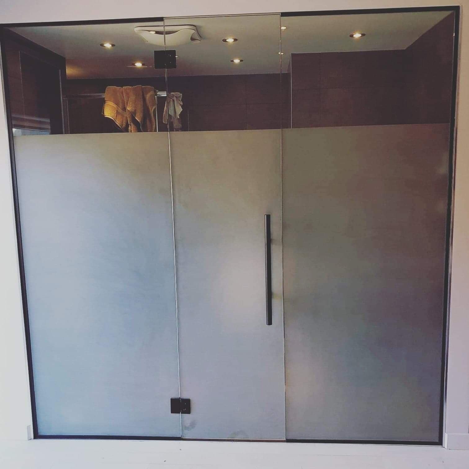 Une porte coulissante en verre avec un revêtement en verre dépoli