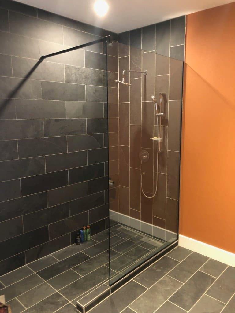 Une salle de bain avec douche à l'italienne avec porte vitrée.