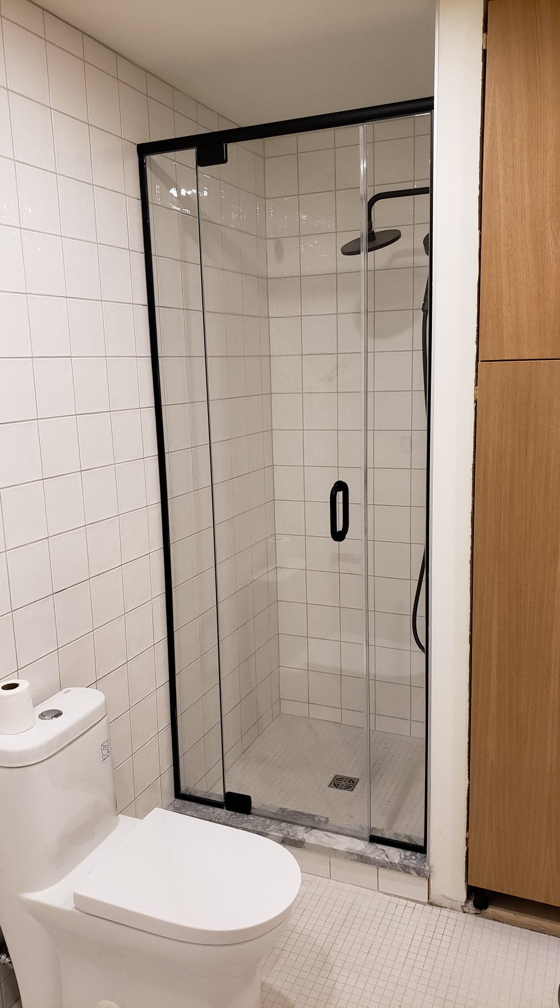 Il y a des toilettes et une douche dans la salle de bain.