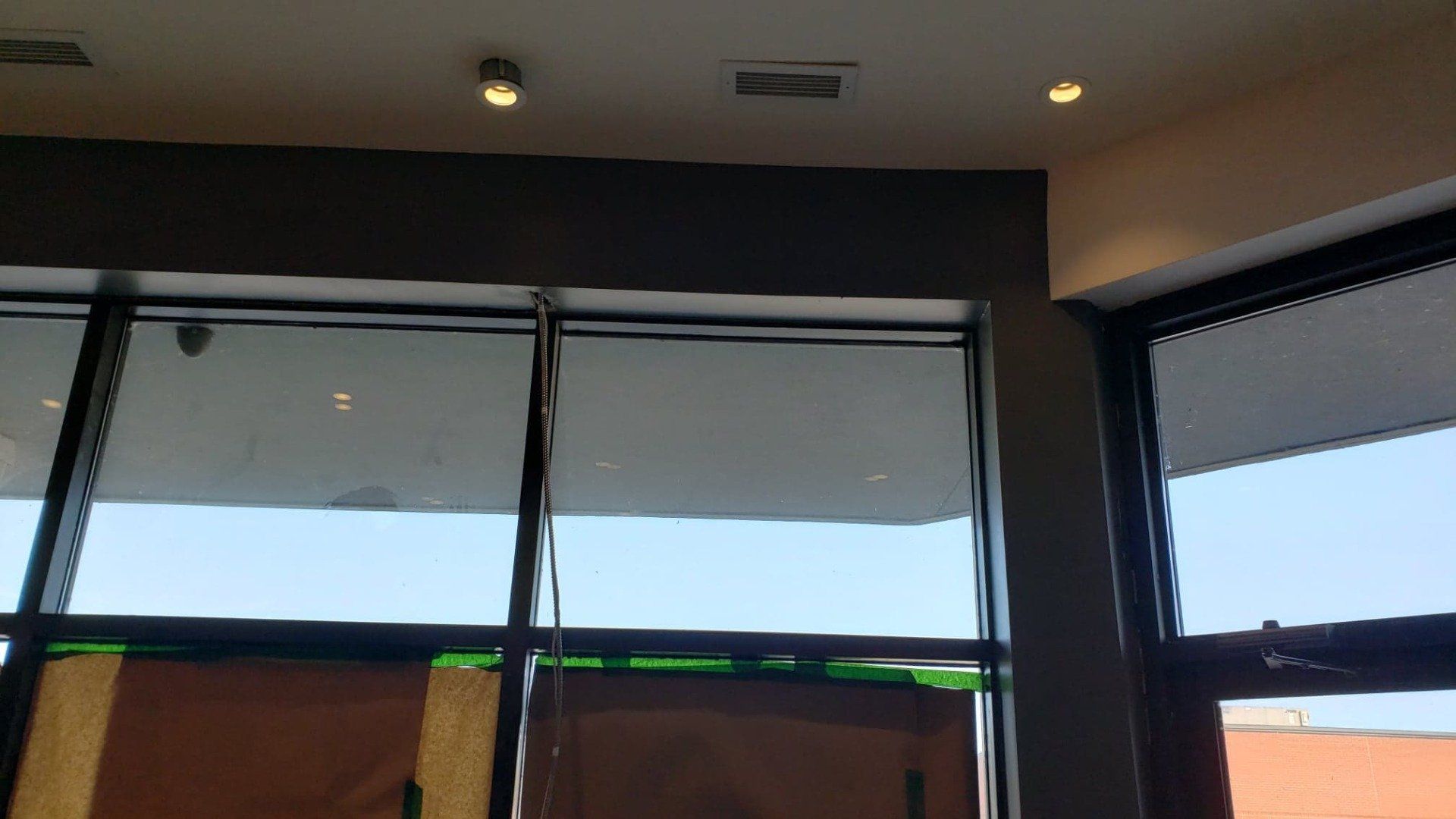 Une pièce avec beaucoup de fenêtres et un plafonnier