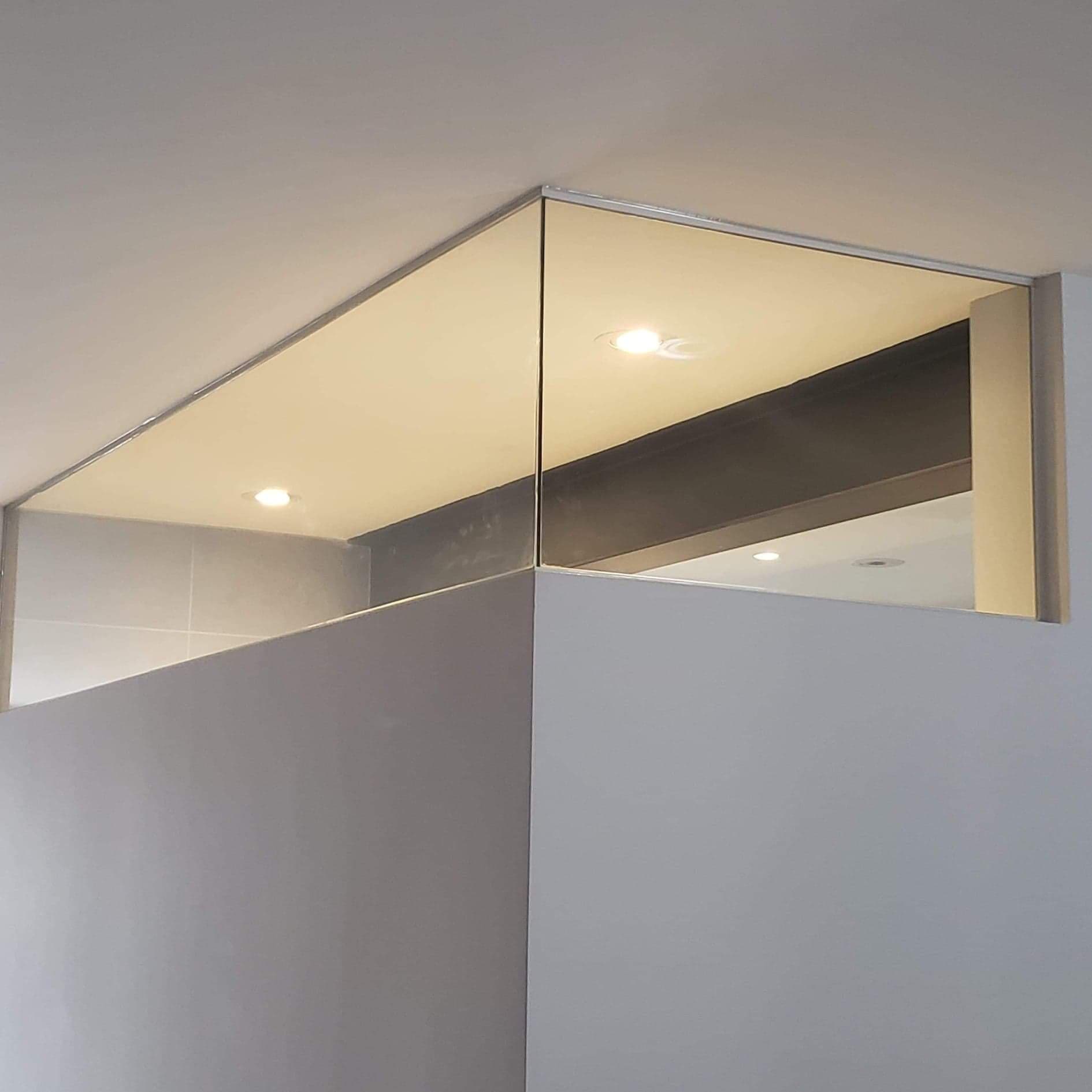 Un coin d'une pièce avec un mur en verre et un plafond.