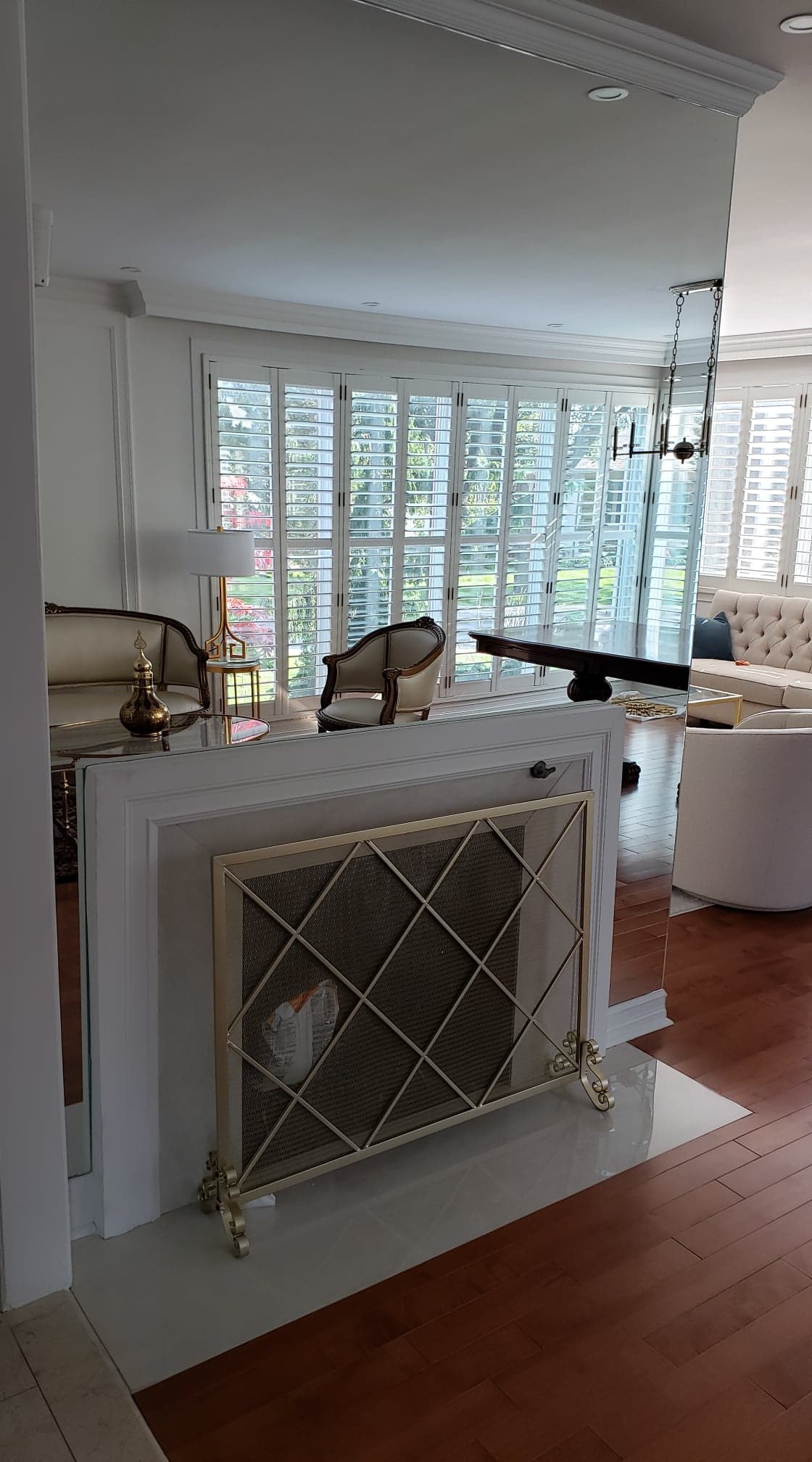 Un salon avec cheminée et beaucoup de fenêtres.