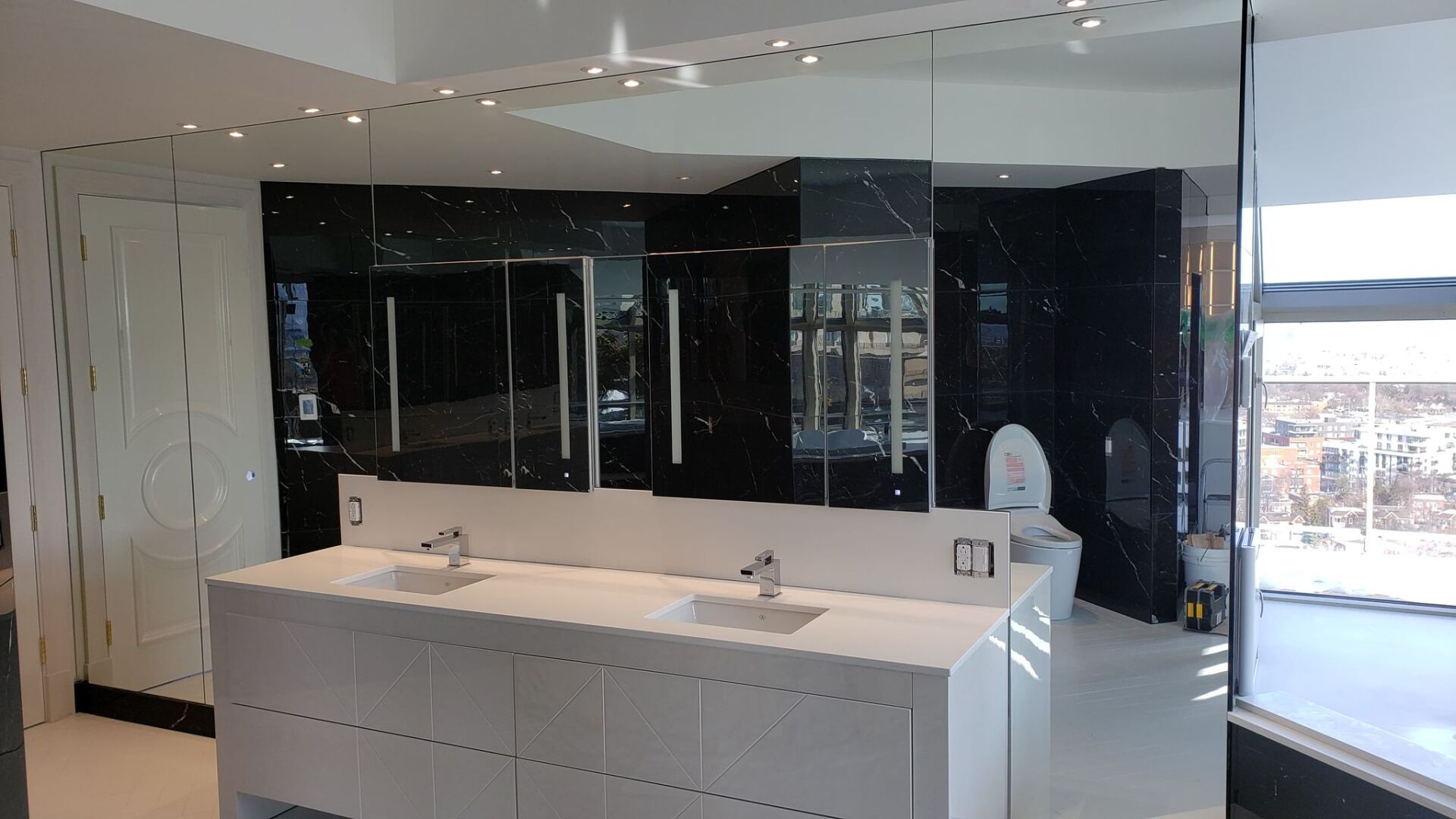 Une salle de bain avec deux lavabos et un grand miroir