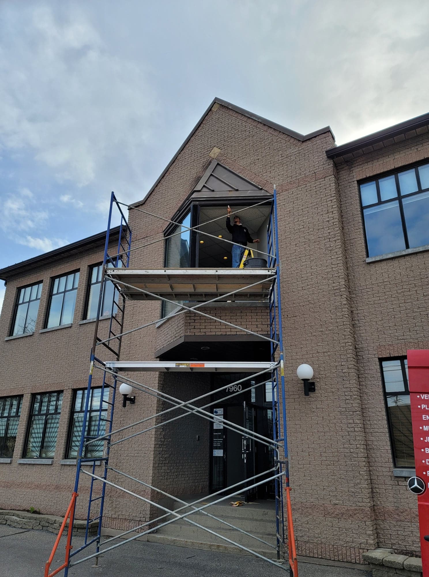 Un bâtiment en briques avec un échafaudage devant.