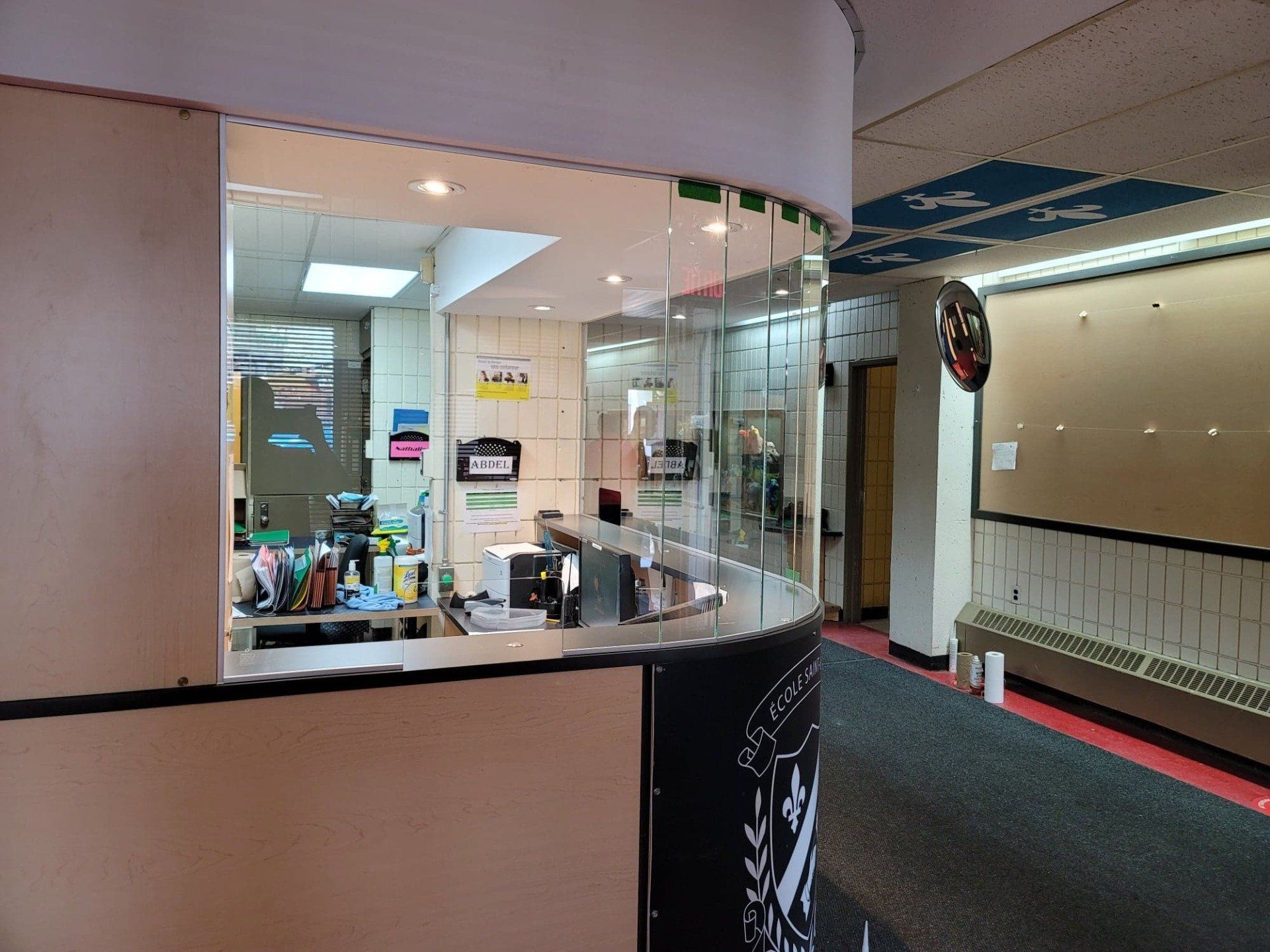 Une grande pièce avec un comptoir courbé et un miroir sur le mur.