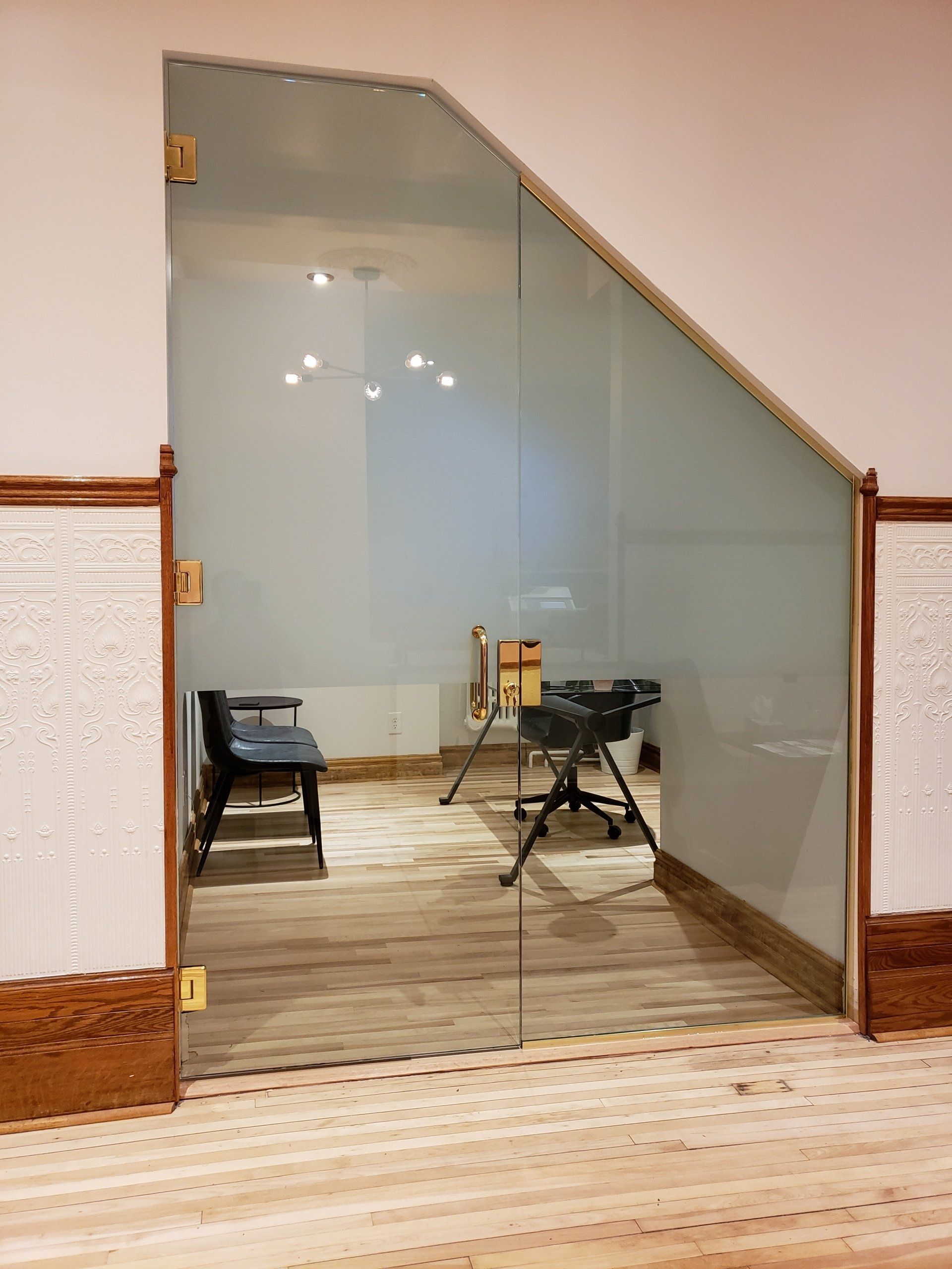 Une pièce avec une porte vitrée et une chaise à l'intérieur