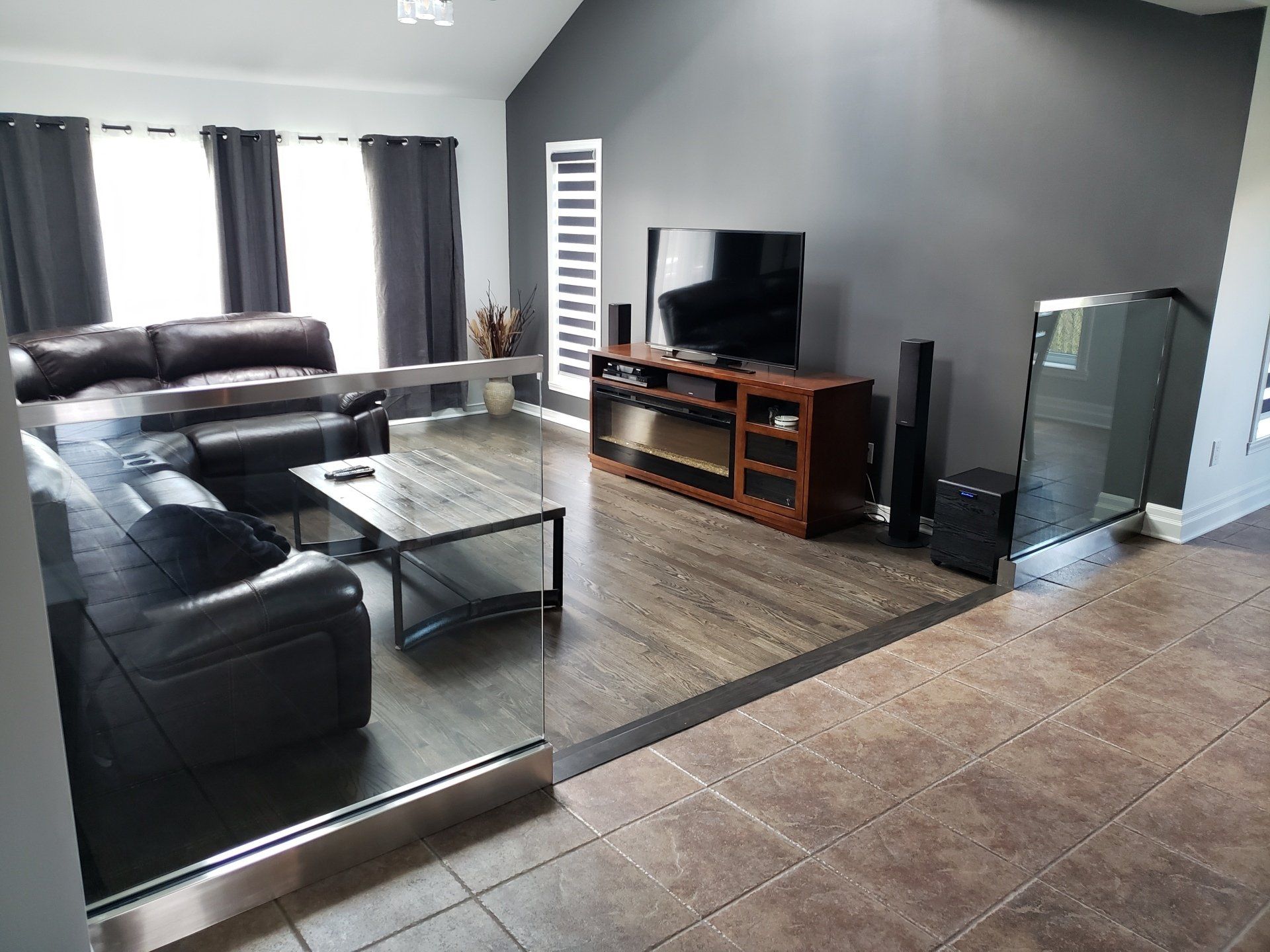 Un salon avec un canapé et une télévision