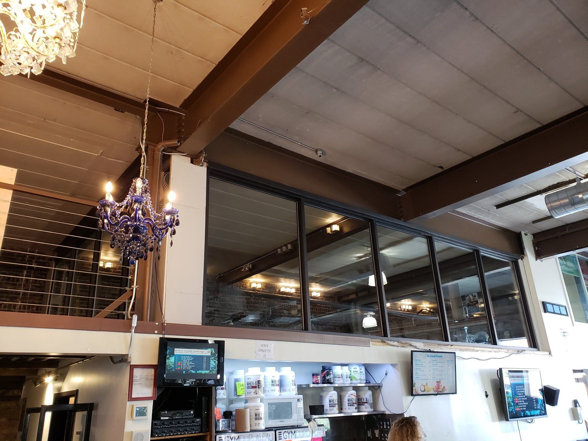 Une grande pièce avec un lustre suspendu au plafond