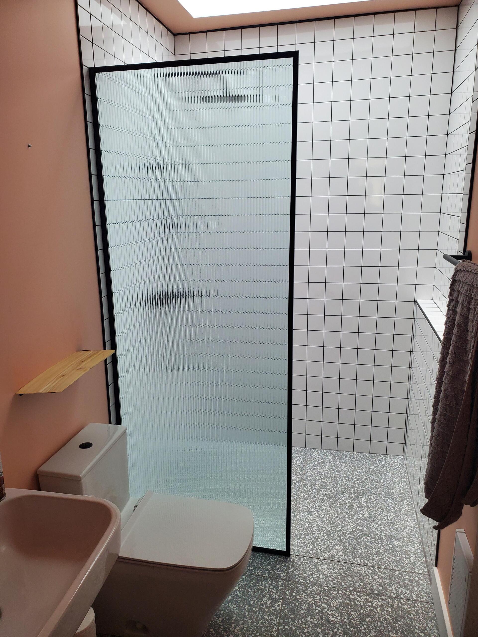 Une salle de bain avec un WC un lavabo et une douche à l'italienne