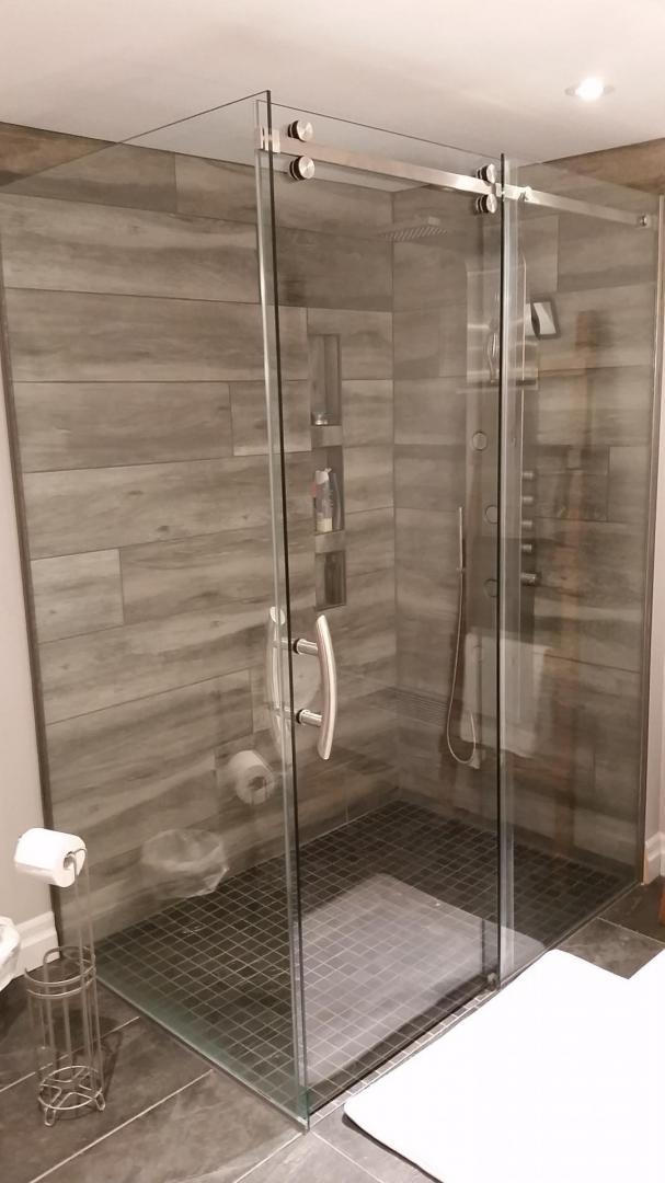 Une salle de bain avec douche à l'italienne et un WC.