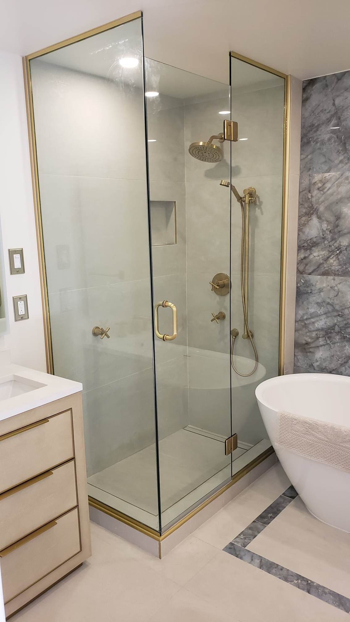 Une salle de bain avec une douche à l'italienne et une baignoire.