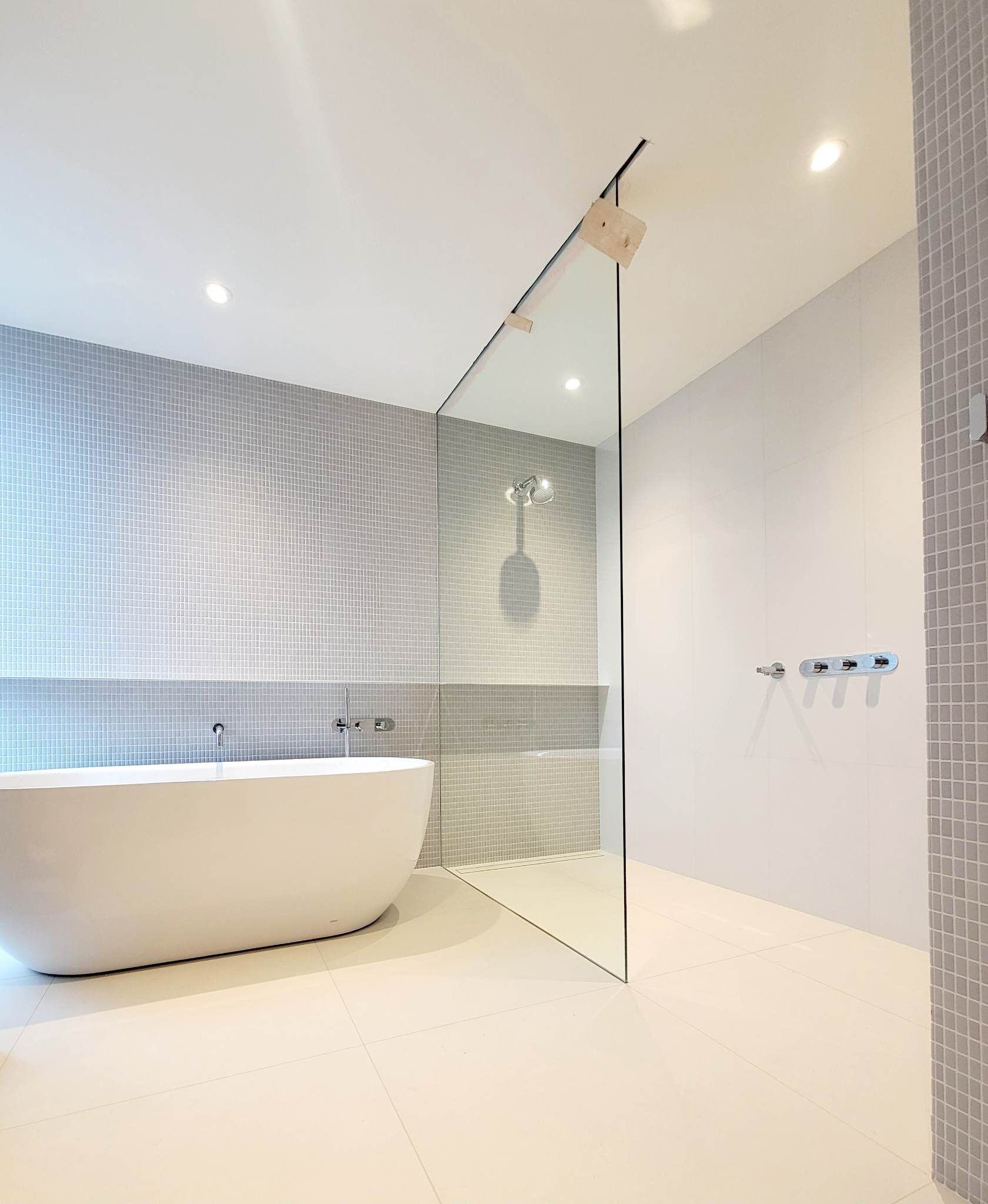 Une salle de bain avec baignoire et douche à l'italienne.