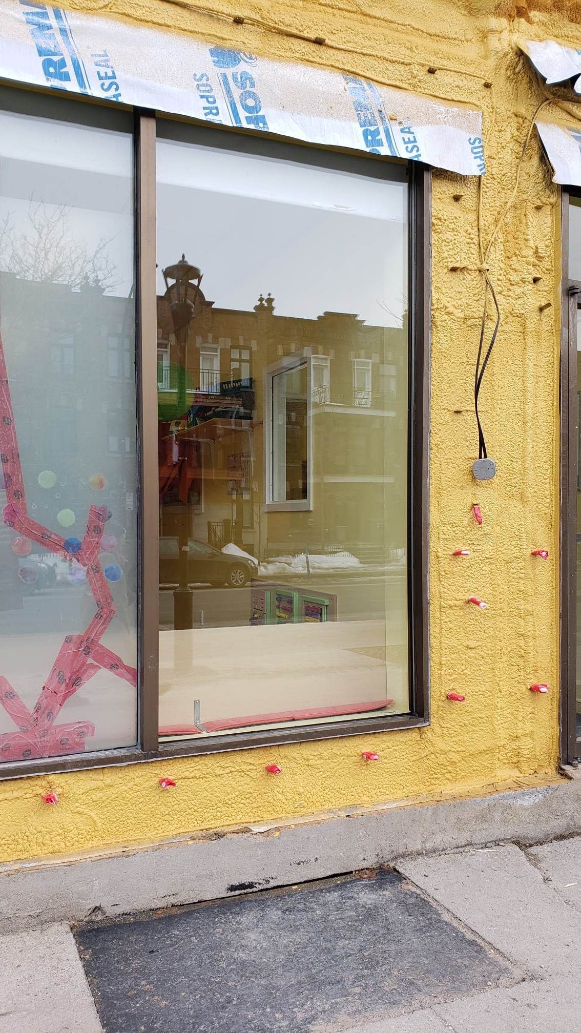 Un bâtiment avec beaucoup de fenêtres est en construction.