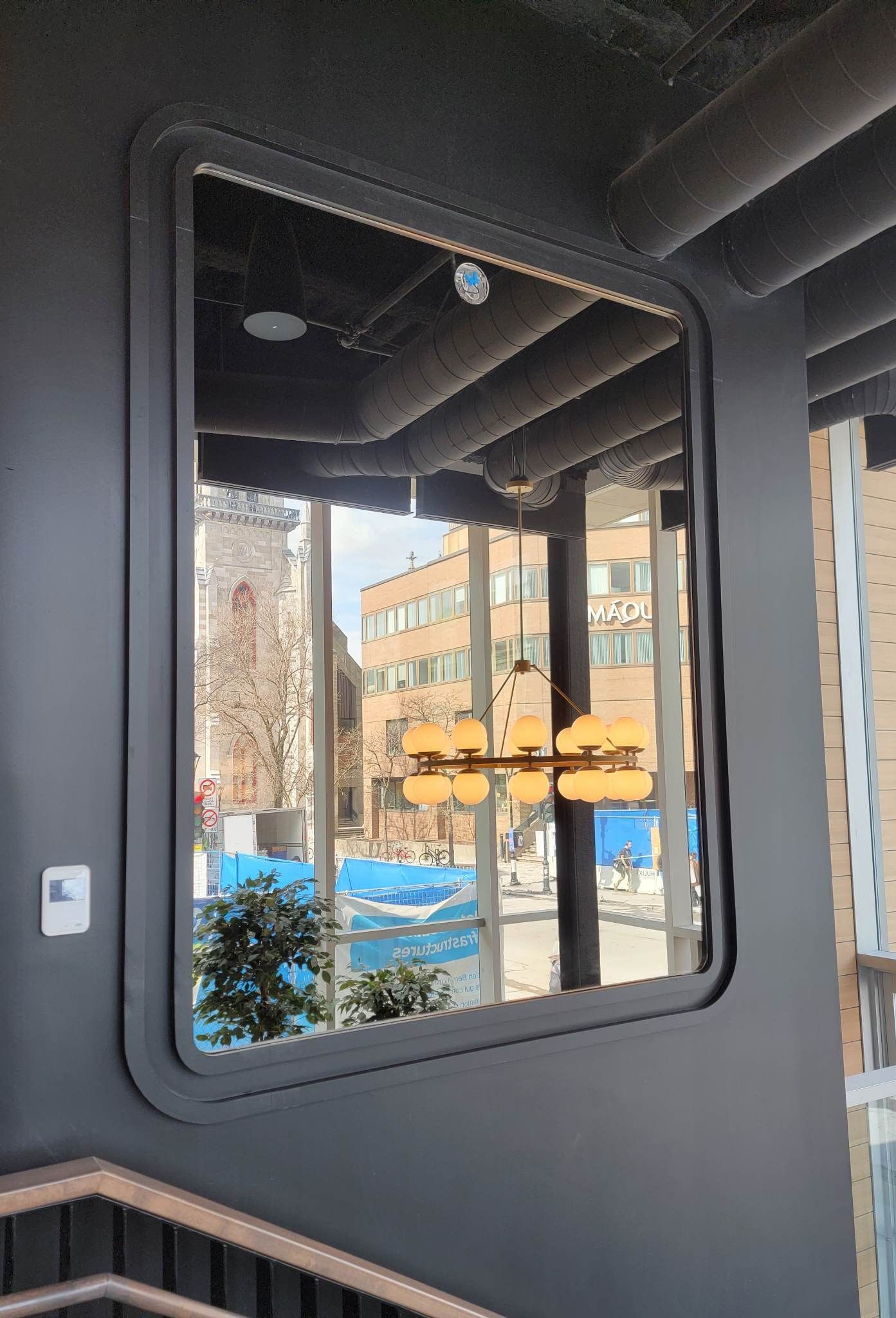 Un grand miroir est accroché au mur d'une pièce.