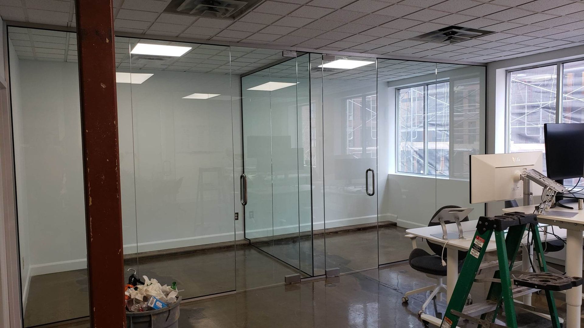 Il y a une échelle au milieu de la pièce.