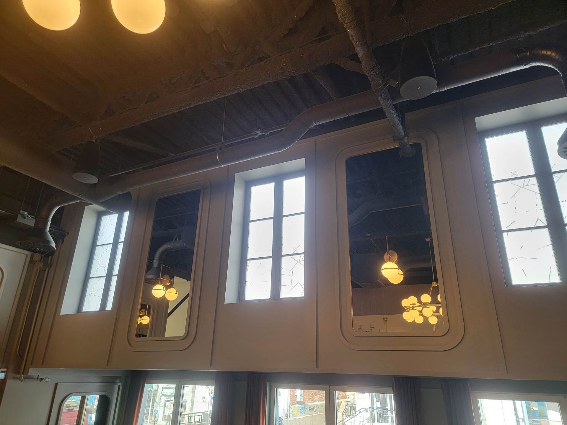 Une pièce avec beaucoup de fenêtres et un plafond.