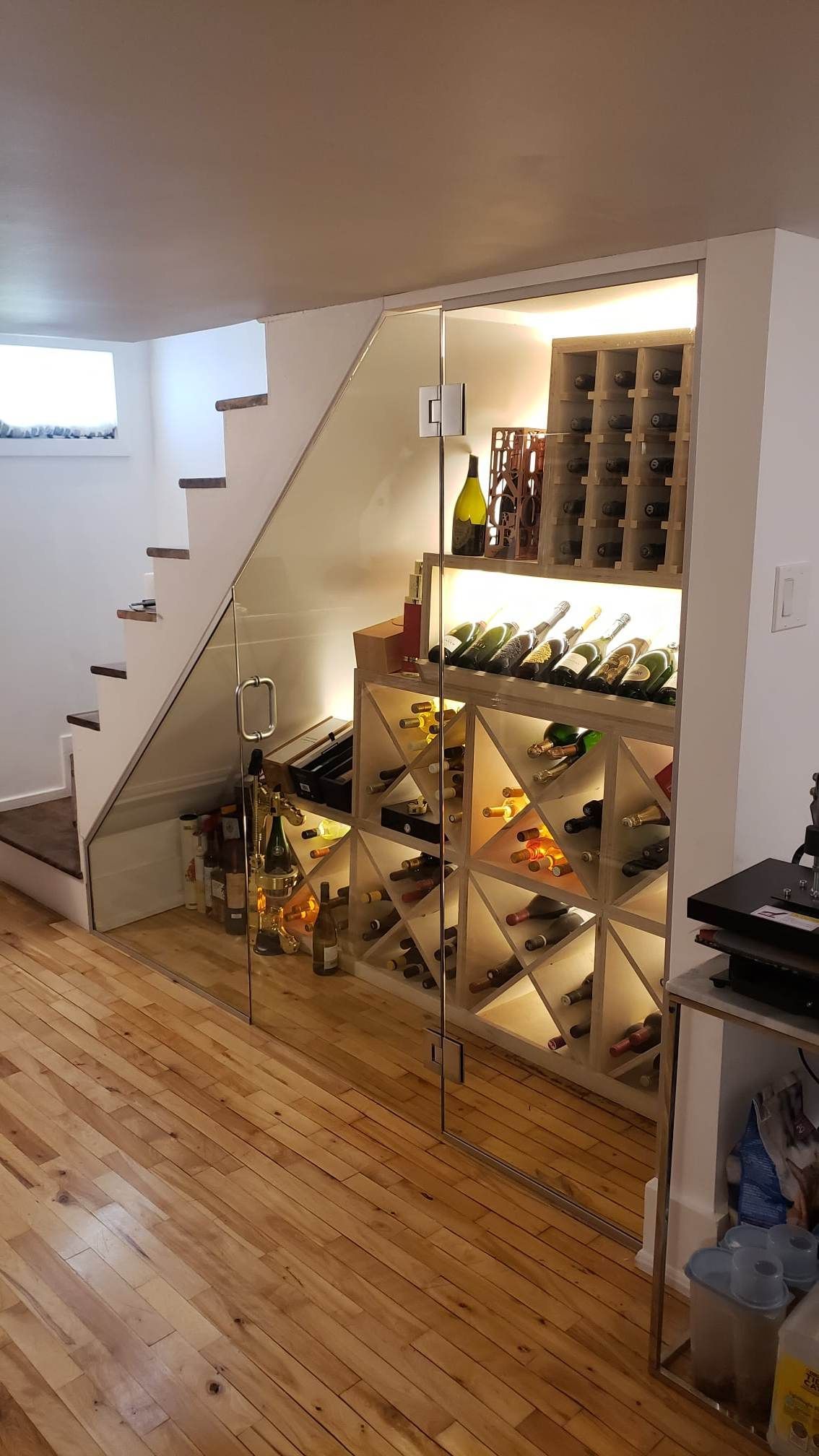 Il y a un casier à vin sous l'escalier au sous-sol.