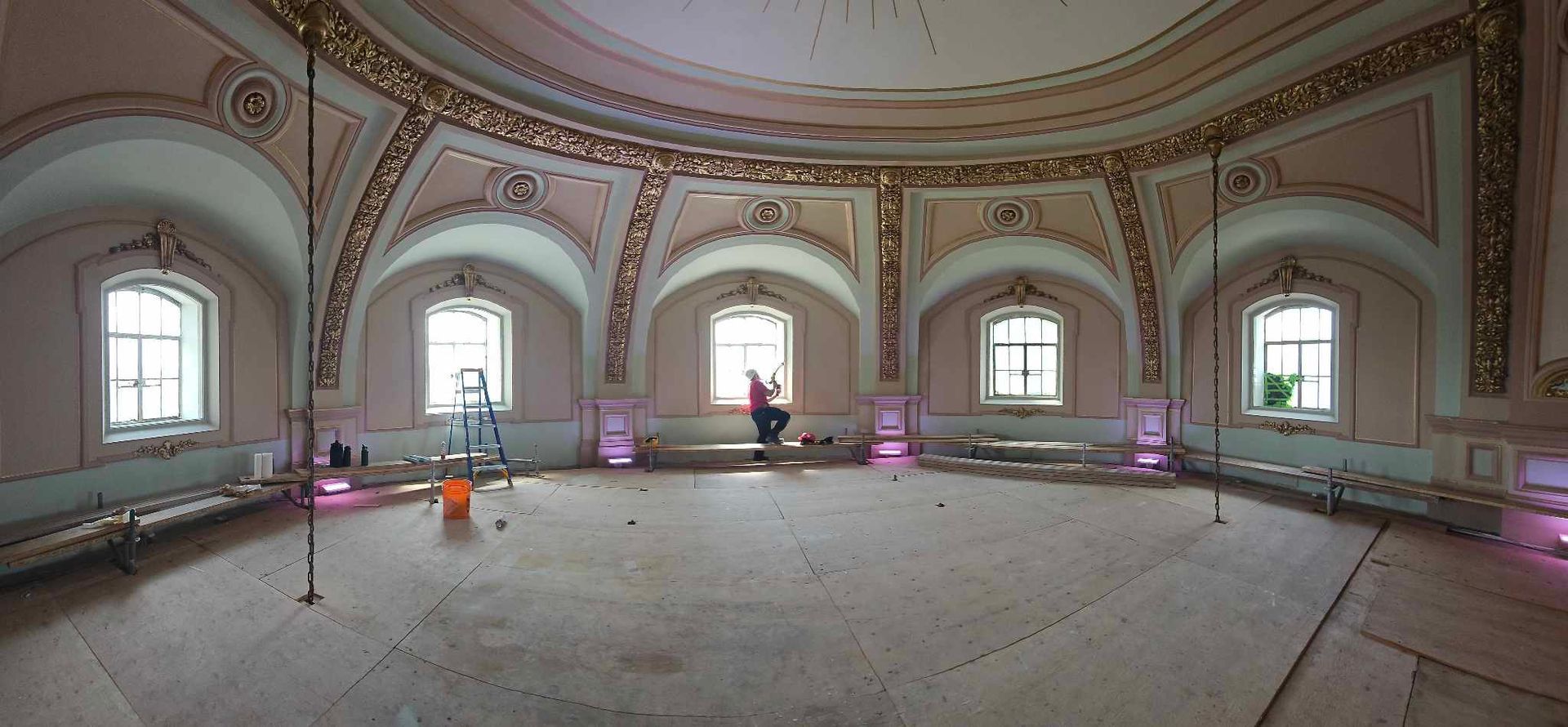 Une grande pièce avec un plafond en dôme et beaucoup de fenêtres.