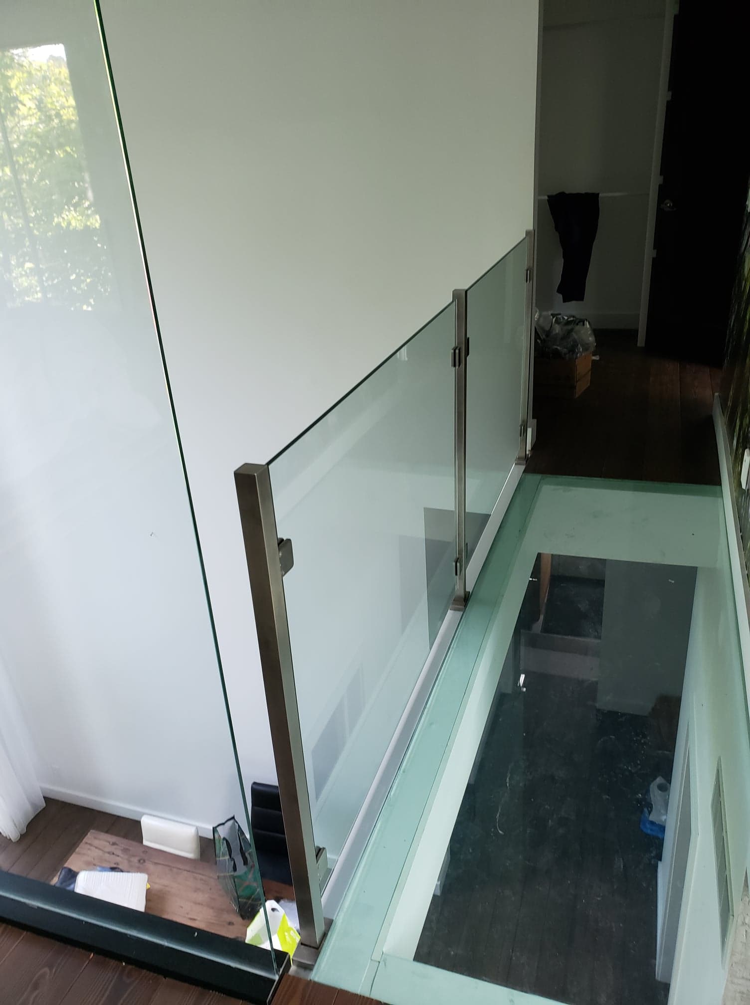 Un escalier avec une rampe en verre et un plancher en verre.