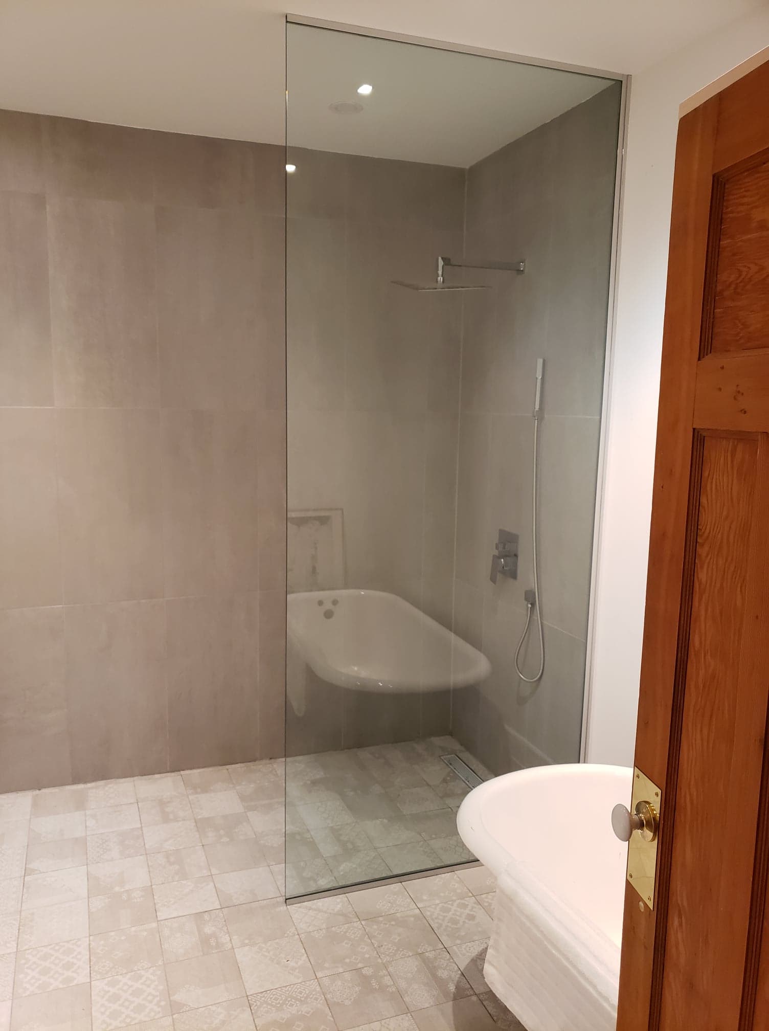 Une salle de bain avec baignoire et douche à l'italienne.