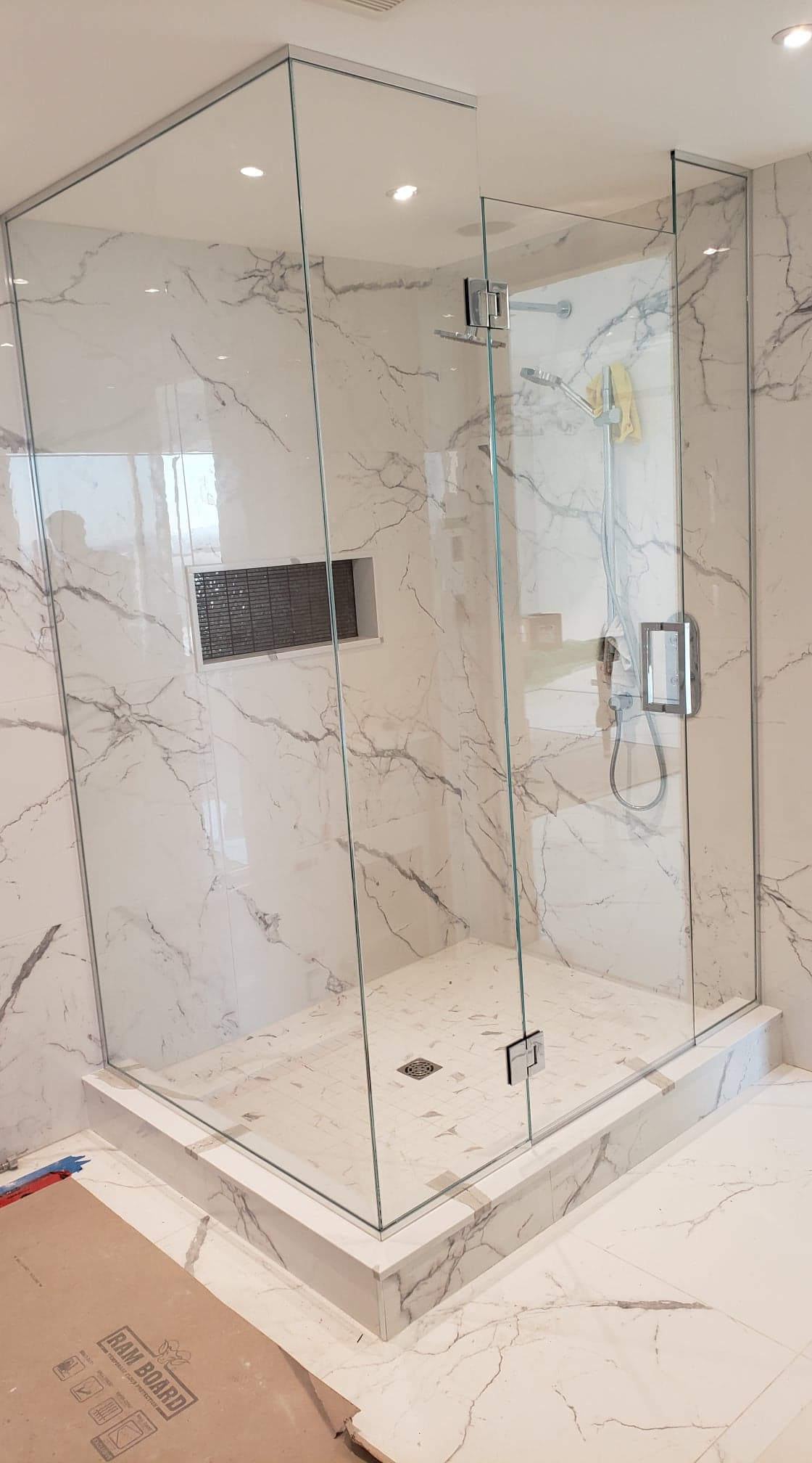 Une salle de bain avec douche à l'italienne avec porte vitrée.