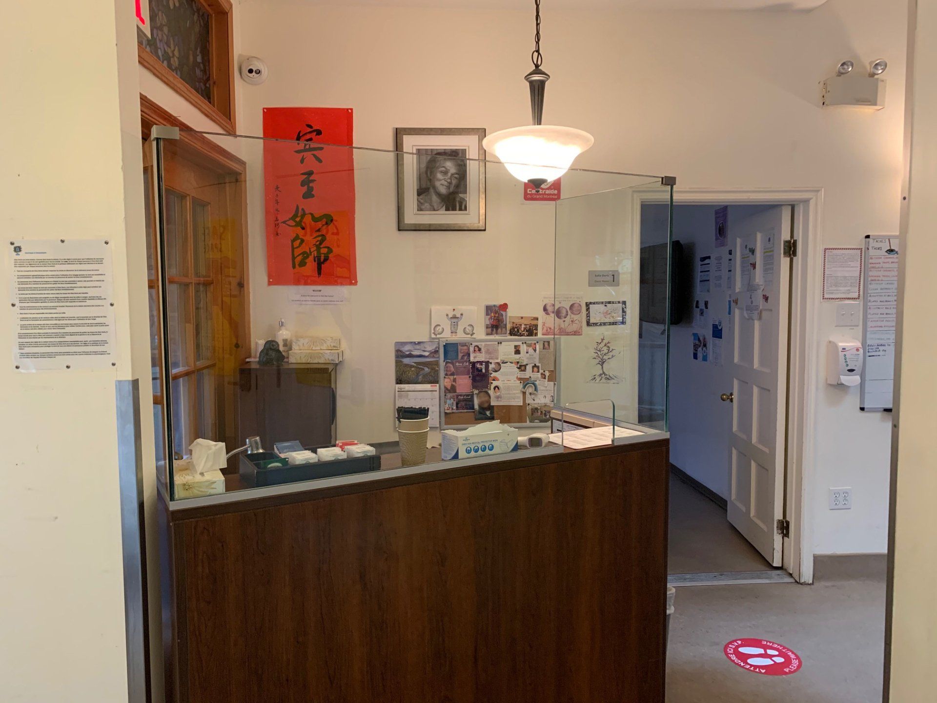 Une pièce avec un comptoir en bois et une porte vitrée.