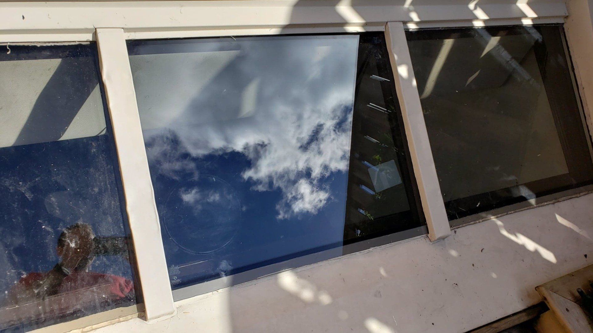 Une fenêtre avec le reflet d'une montagne à l'intérieur.