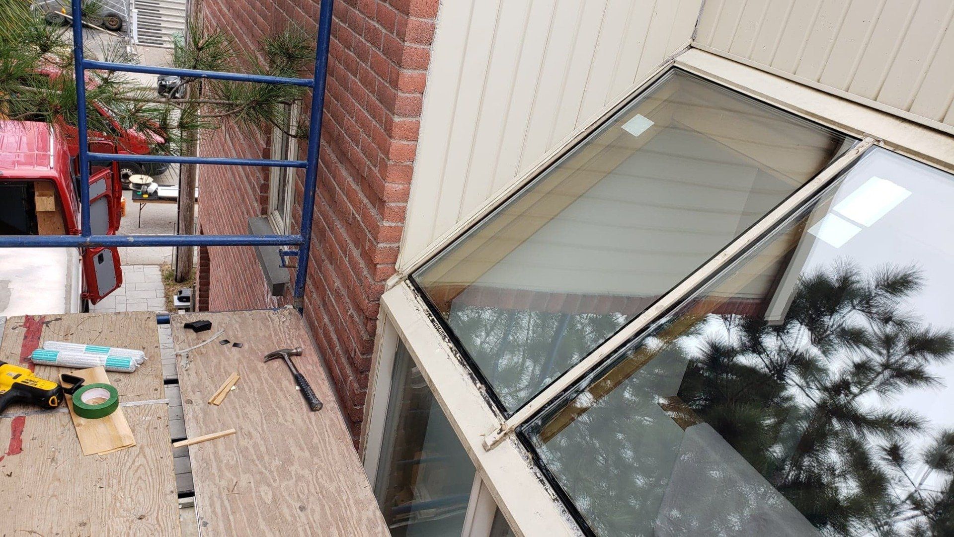 Une fenêtre est en train d'être installée sur le côté d'un bâtiment.