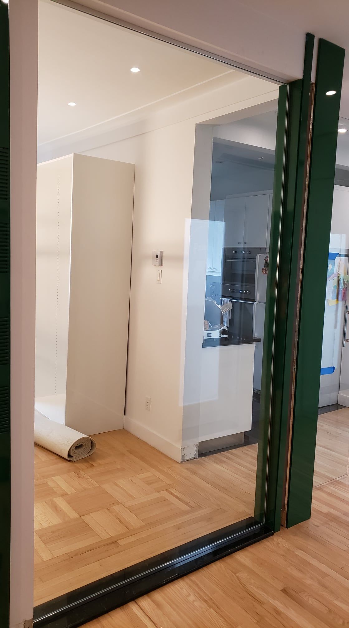 Il y a un grand miroir au milieu d'une pièce.