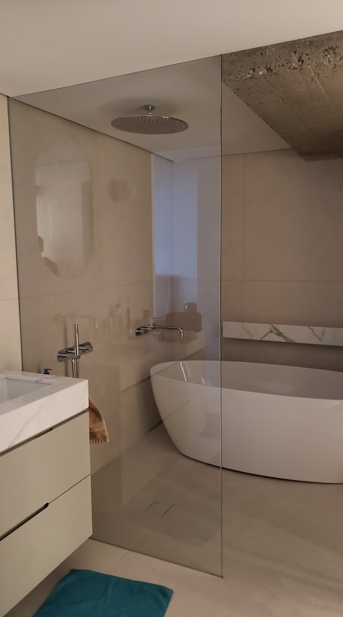 Une salle de bain avec baignoire, lavabo et douche.