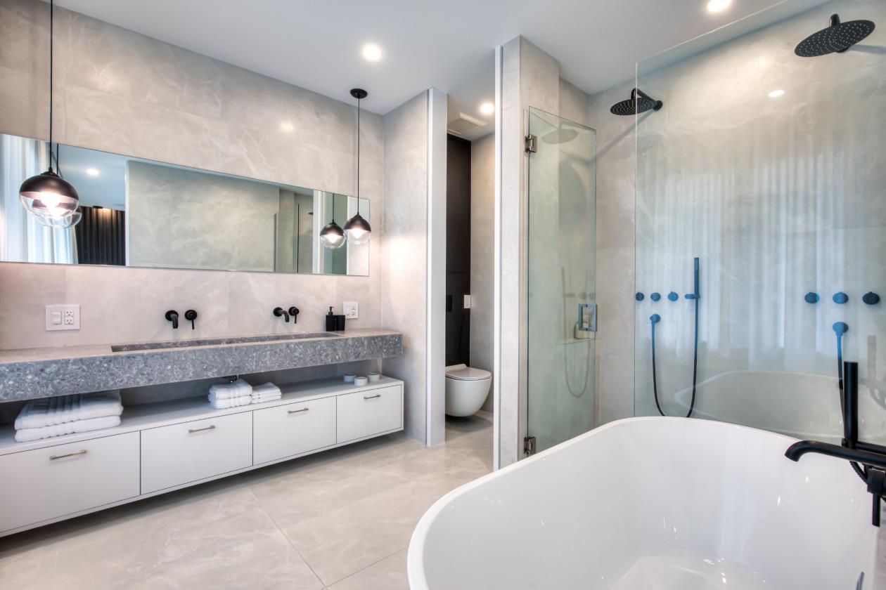 Une salle de bain avec baignoire, lavabo, WC et douche.