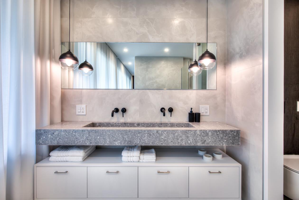 Une salle de bain avec deux lavabos et un grand miroir