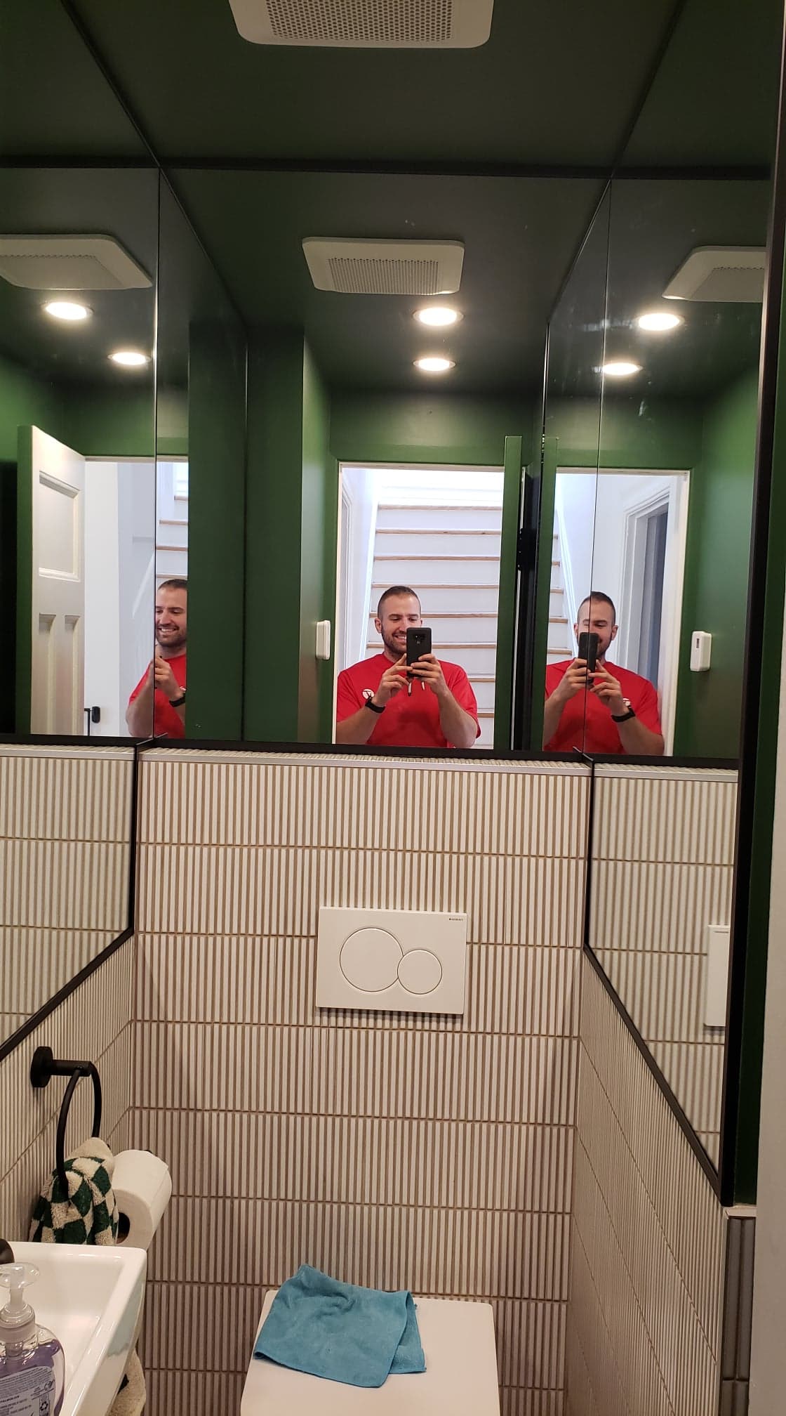 Un homme se prend en photo dans un miroir de salle de bain.