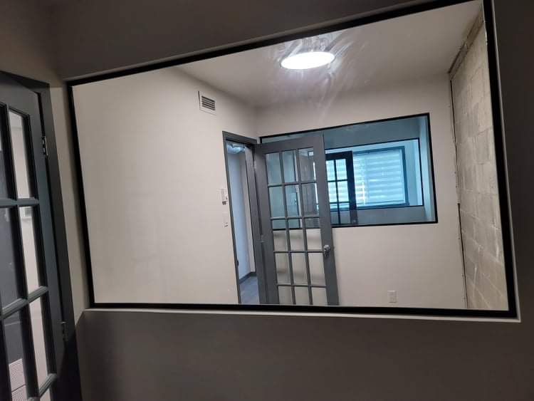 Une pièce avec une fenêtre et une porte