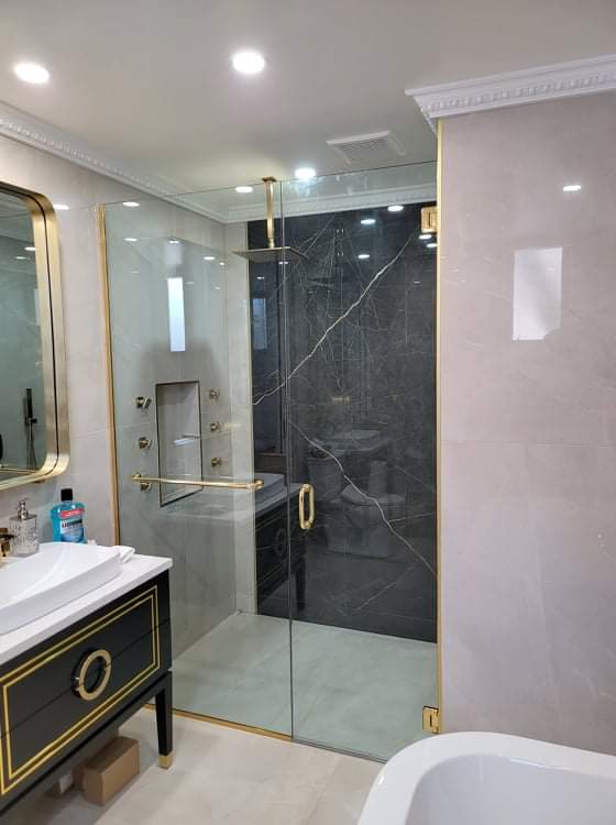 Une salle de bain avec douche à l'italienne, lavabo, miroir et baignoire.