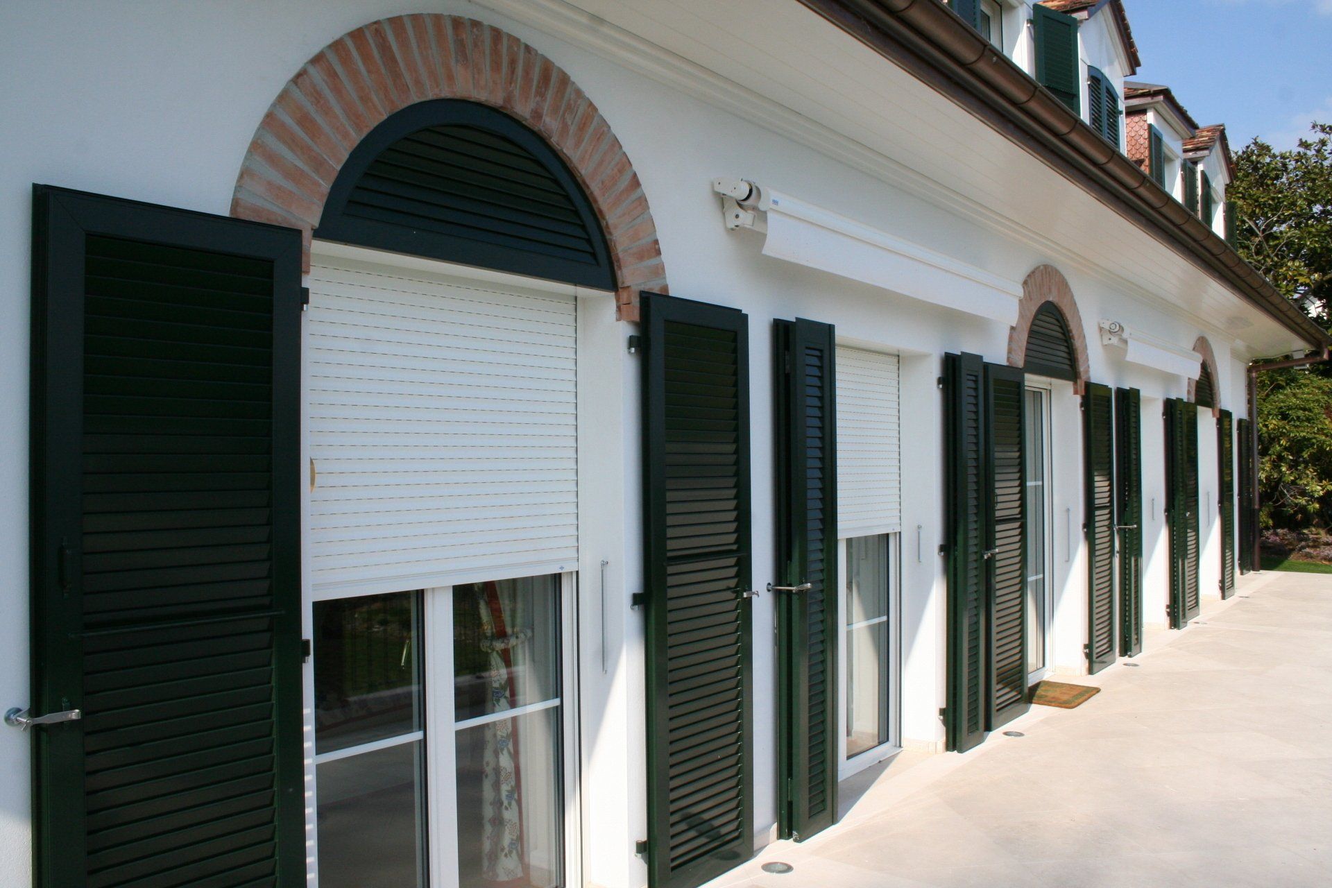 balcons avec tentures jaunes