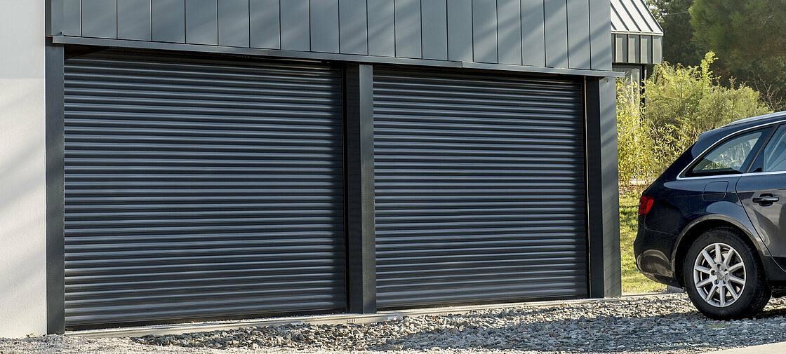deux portes de garage en extérieur