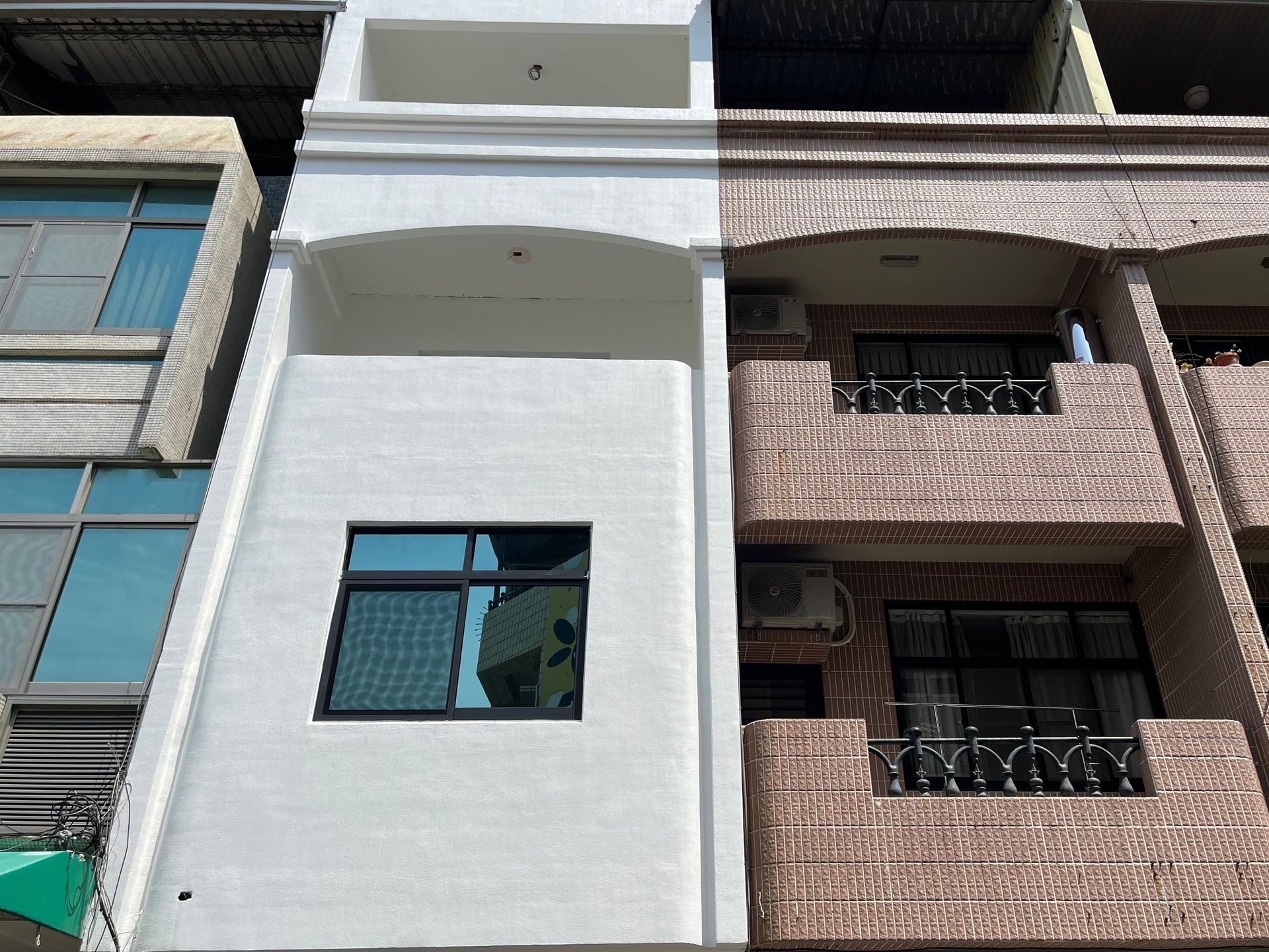 一棟很高的建築，有許多窗戶和陽台。