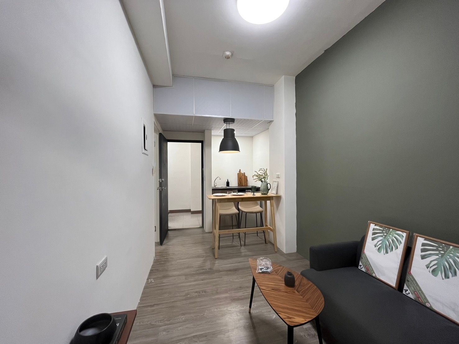 客廳配有沙發、桌子和椅子。